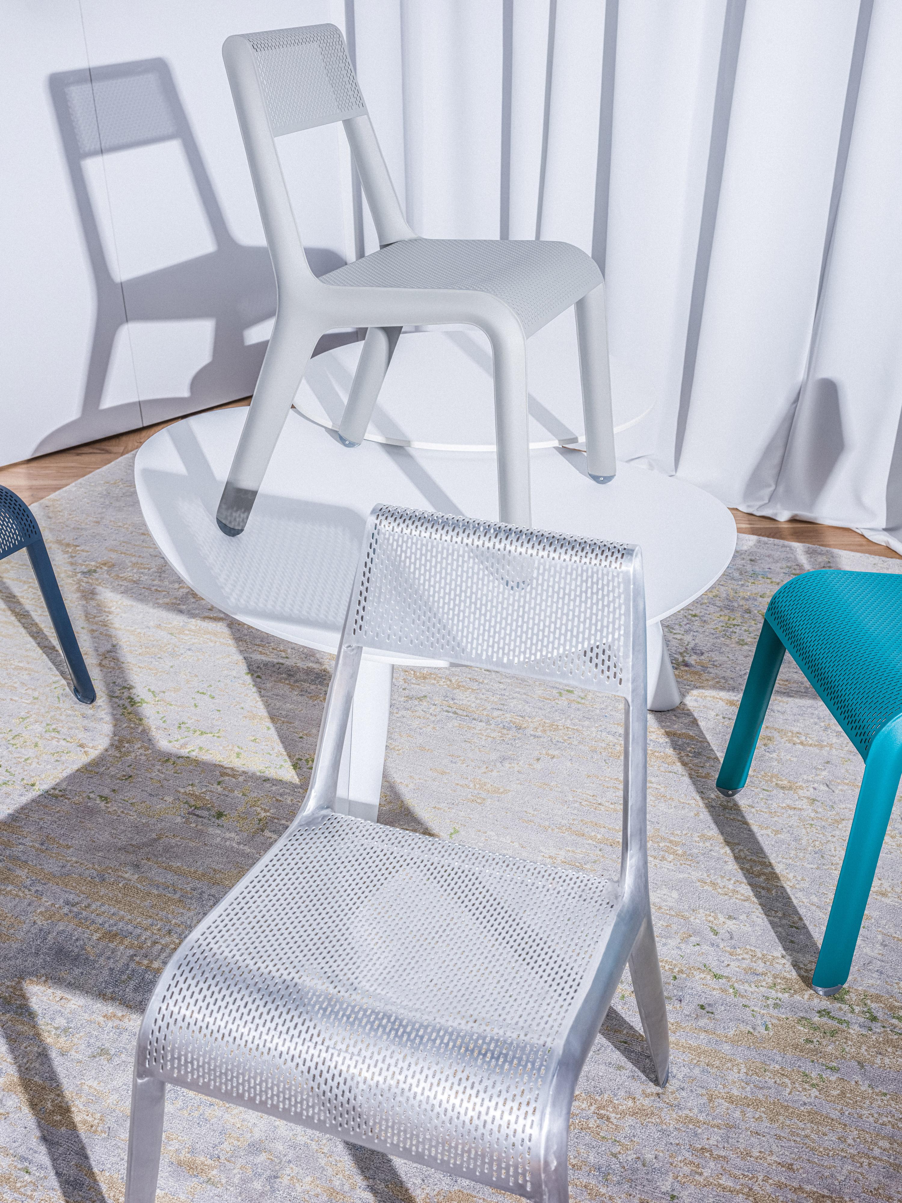 Leggera design fits perfectly the current trends and consumers’ expectations, especially in terms of environment friendly solutions. Pursuant to MMT idea (Mono Material Thinking), the chair is made of just one material, aluminum, what allows to
