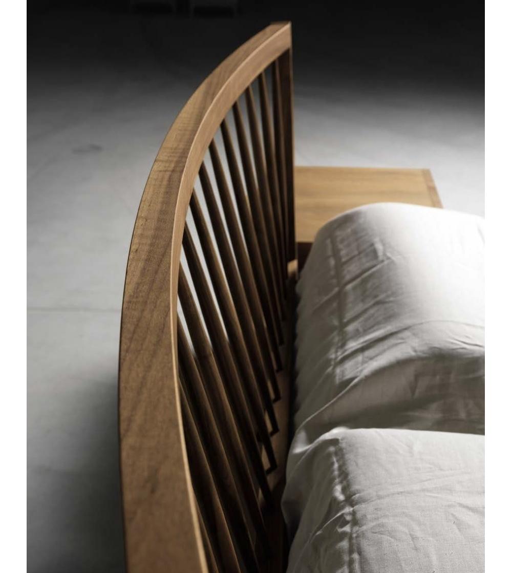 Lit Leggiadro de Dale Italia
Dimensions : D 230 x L 170 x H 100 cm.
MATERIAL : Noyer.

Lit avec cadre en noyer massif. Les lattes (160 x 200 cm) sont incluses.  Disponible en deux tailles différentes et deux finitions : naturel et noyer gris. Des