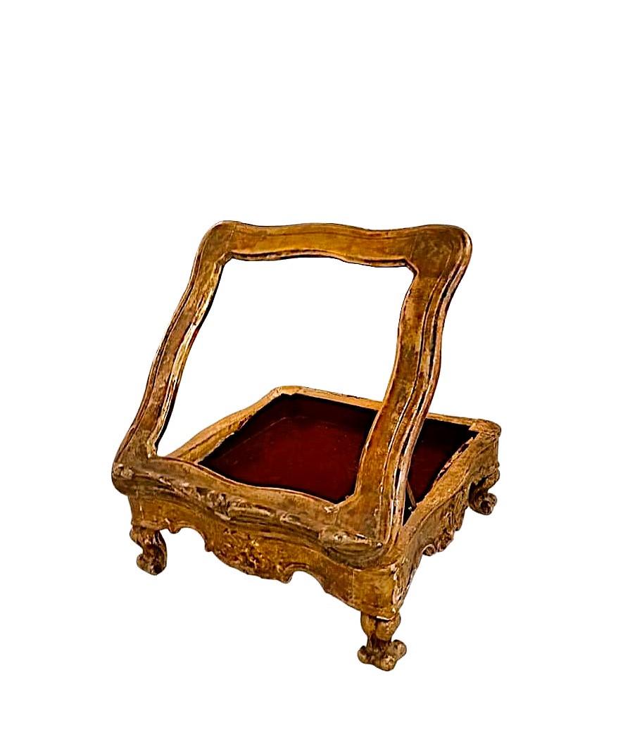 
Lutrin vénitien du XVIIIe siècle de la période baroque.

Lutrin baroque, début du XVIIIe siècle, de la Vénétie (Venise)
En bois doré avec technique mecha et sculptures florales sur les 4 côtés.
Les pieds sont également sculptés et