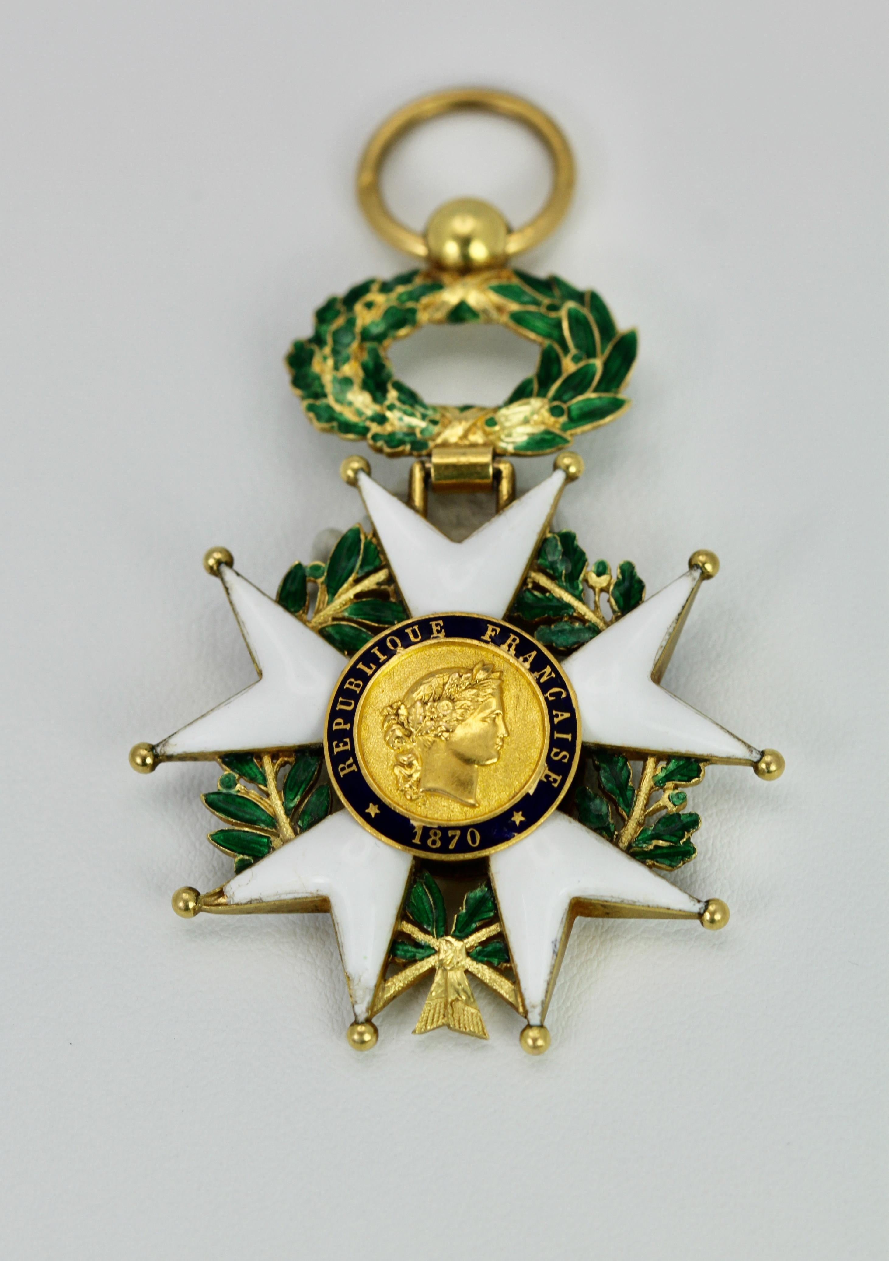 Legion D'Honneur Enamel Medal Pendant 18K Gold French In Good Condition In North Hollywood, CA