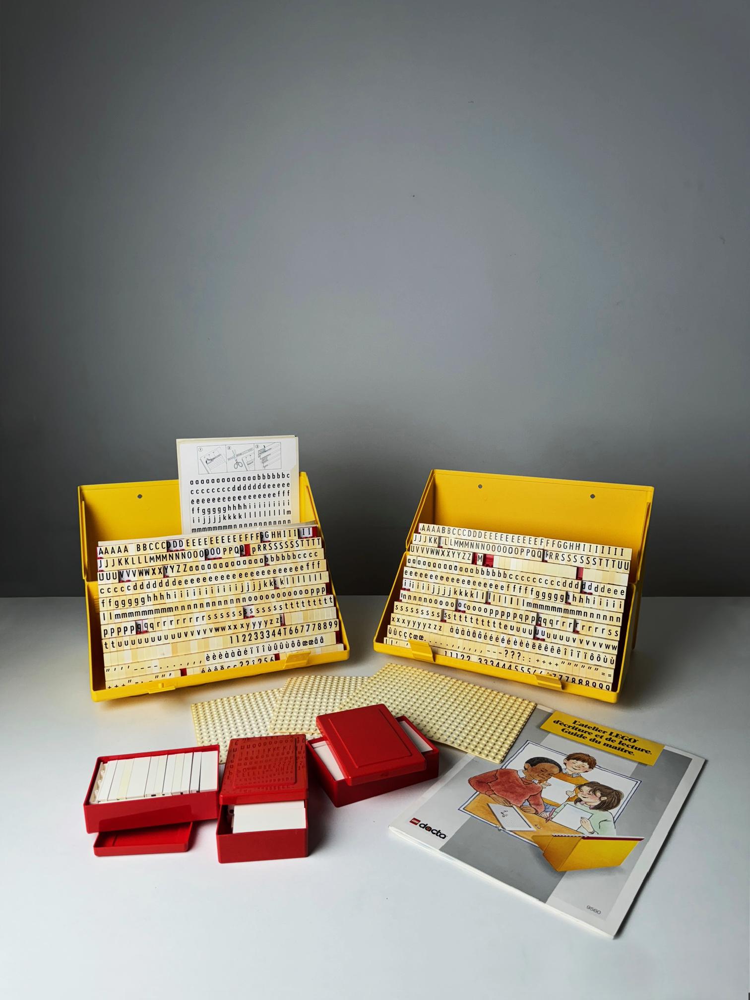 Lot de 2 dactylos Vintage Lego Dacta 9550 des années 90 - Edition éducative  (ensemble de composition, pièce de collection des années 90)

Le Lego Dacta 9550 n'est pas seulement un jouet mais un morceau de l'histoire de Lego. Ses racines éducatives