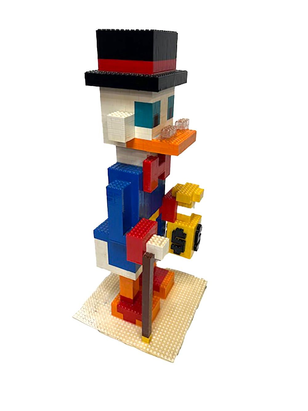 Les photos de M. Lego Scrooge McDuck parlent d'elles-mêmes. Cette figurine est unique et serait le point de mire de n'importe quelle pièce. Tous les espaces ont besoin d'un peu de rire et de fantaisie, et ce type répondra sans aucun doute à cette