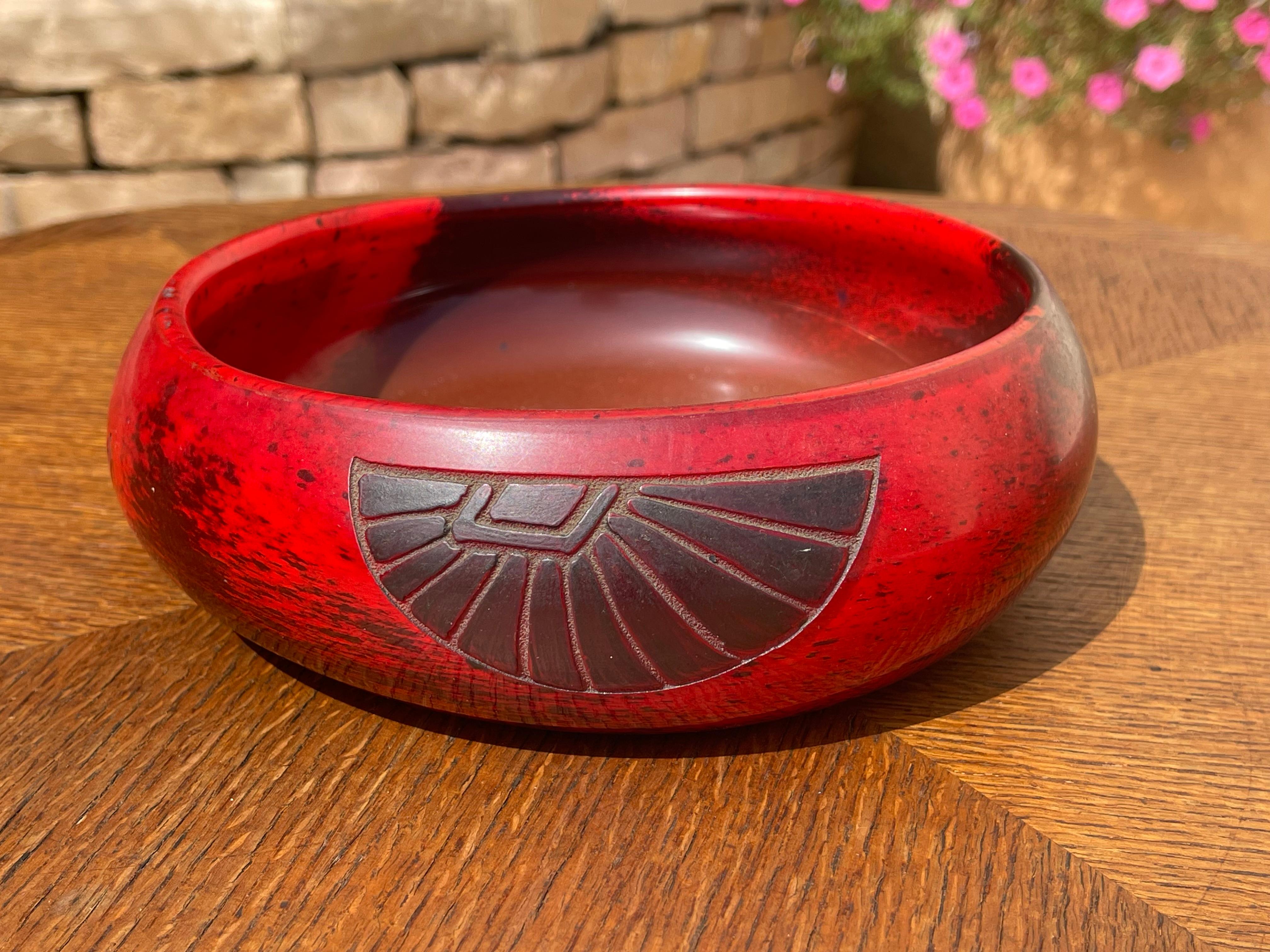 Coupe en verre rouge de style Art Déco par Legras. Il présente un motif géométrique. 
 
 Dimensions 
 Hauteur 5cm
 Diamètre 20cm