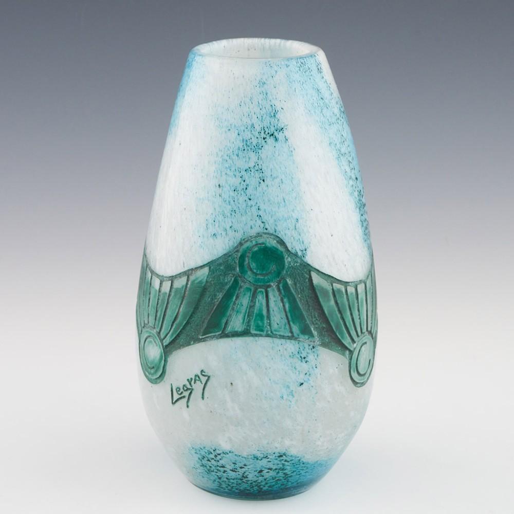 Legras war in den Pariser Vorstädten Pantin und St. Denis tätig. Diese Vase aus der Nachkriegszeit ist einer geätzten Kamee nachempfunden. Die äußere Schicht besteht aus Klarglas. Das Zierband ist in das klare Gehäuse eingeschnitten und wurde in