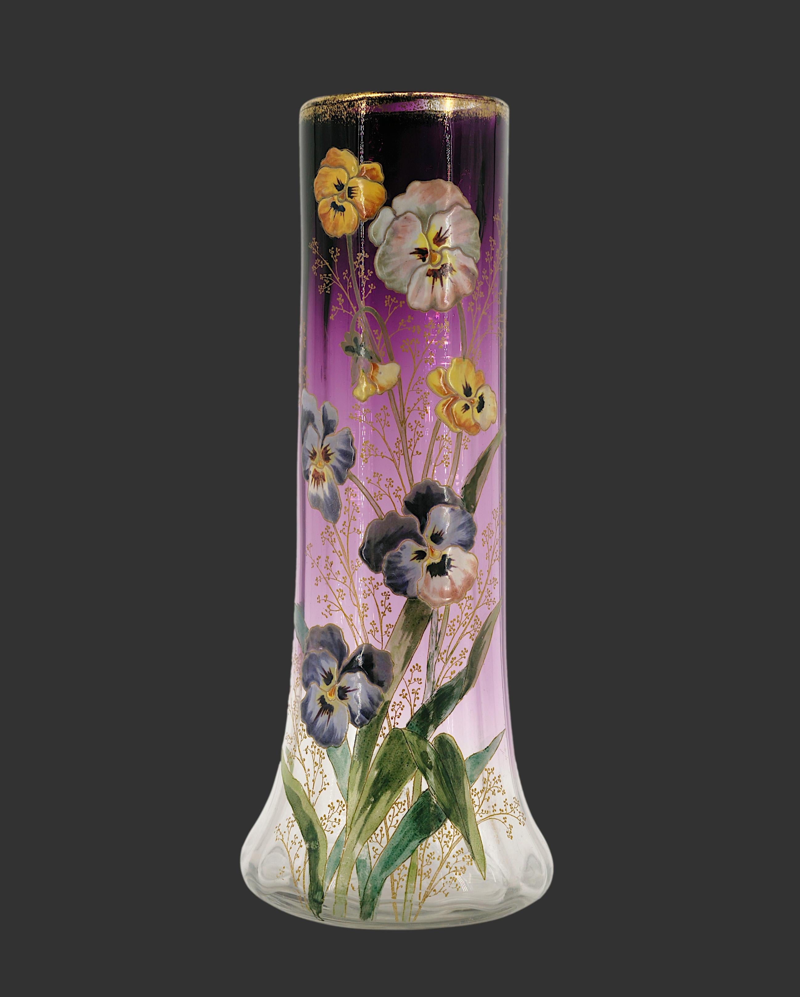 Vaso francese Art de France di François-Théodore Legras, Cristallerie de Saint-Denis, Francia, anni '90 del XIX secolo. Vaso in vetro soffiato con nervature interne. Il vetro chiaro diventa sempre più viola verso l'alto. Forma di Lamartine. Viole