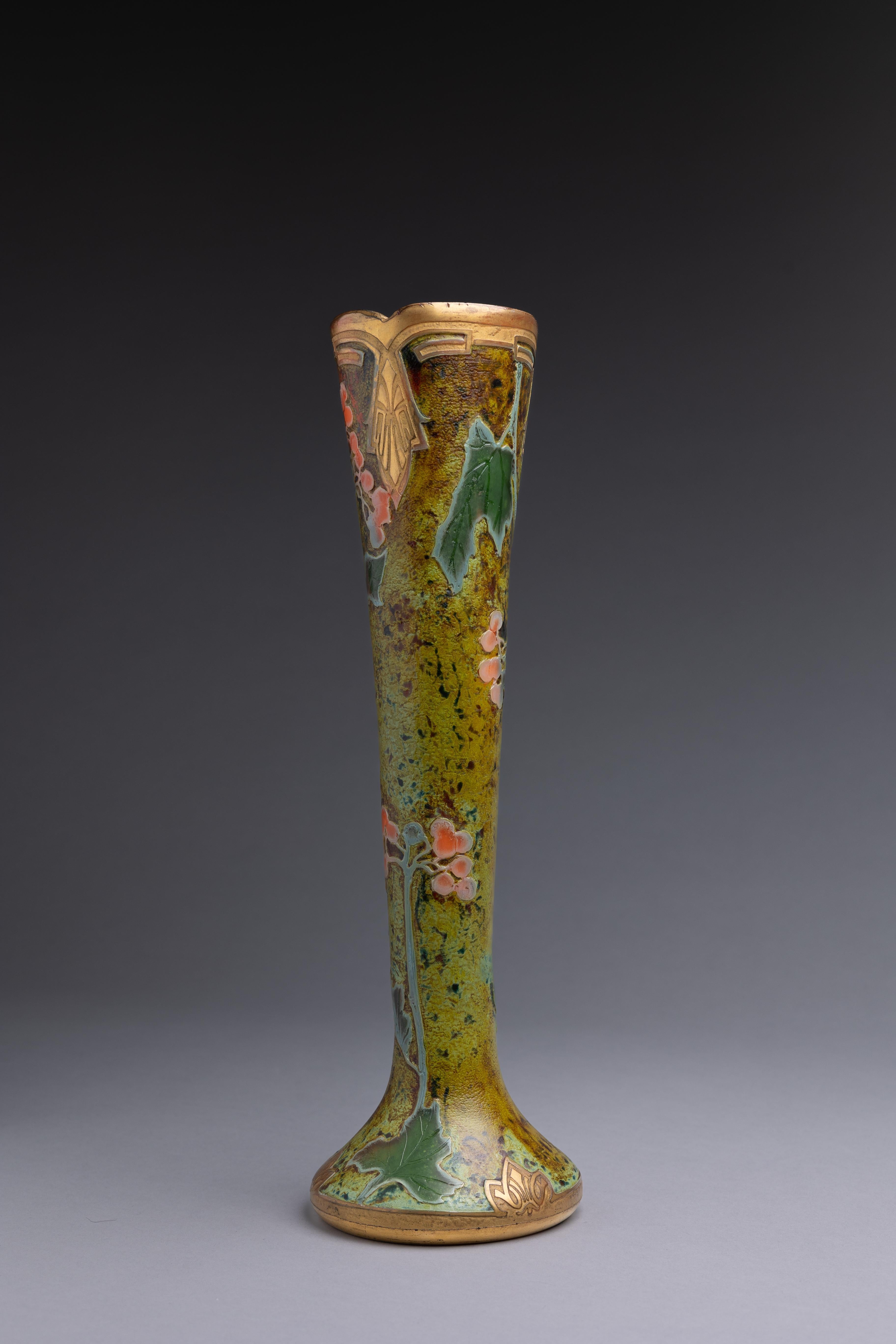 Jugendstilvase aus Glas, hergestellt von der französischen Glasmanufaktur Legras et Cie in den Jahren 1900-1914.

Frankreich wurde zu Beginn des 20. Jahrhunderts zum Zentrum der Kunstglasproduktion, wobei Namen wie Gall, Daum und Lalique den Markt