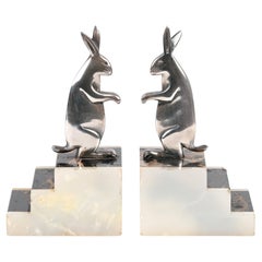 Legras Editeur Rare Art Deco Coppia di reggilibri cubisti placcati in argento con leprotto