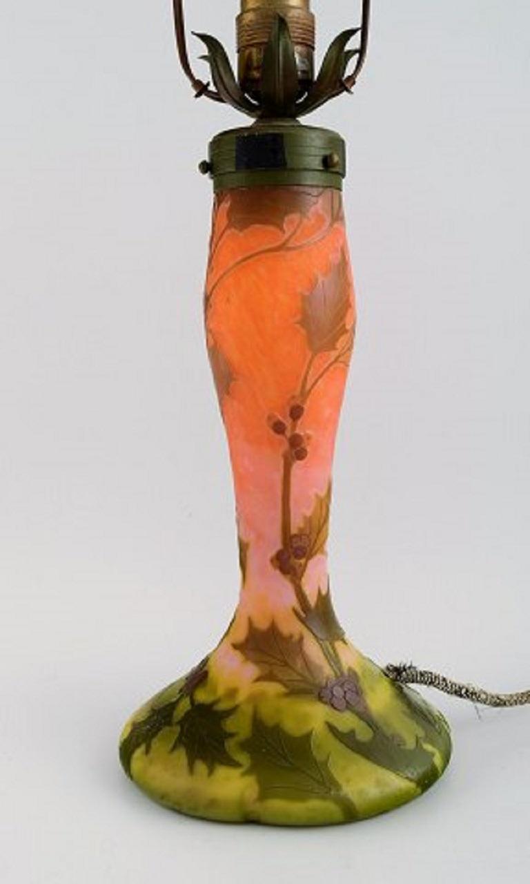 Legras, France. Large Art Nouveau table lamp in mouth-blown art glass carved with motifs of flowers and foliage. Early 20th century.
Measures: 30 x 17.5 cm (ex socket).
In excellent condition.
Signed.
