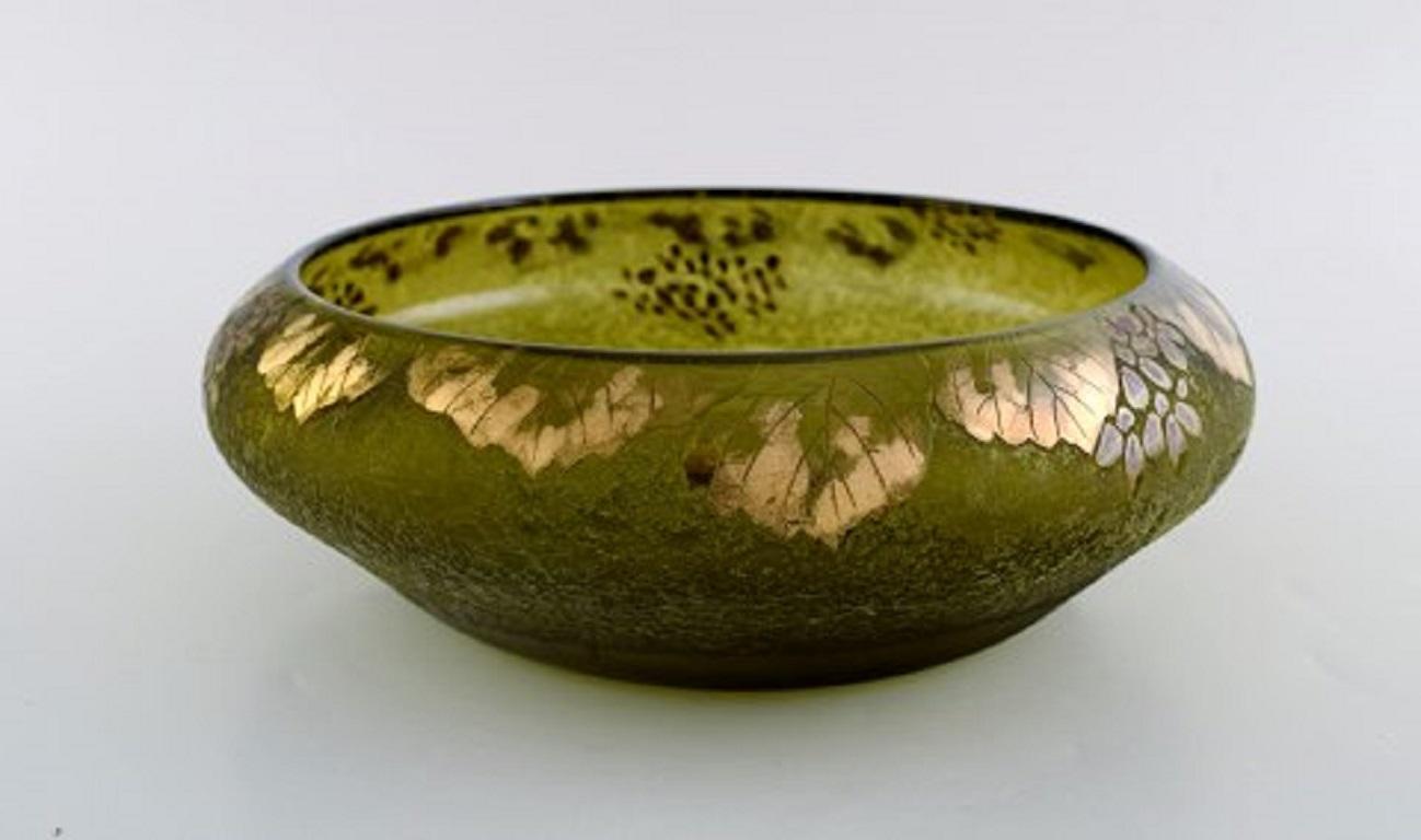 Legras, France. Large bowl in mouth-blown art glass with foliage in purple and gold, circa 1920.
Measures: 26.5 x 9 cm.
In very good condition.
Signed.