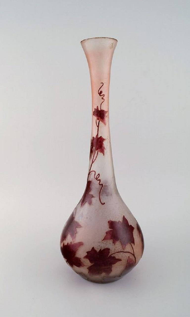 Legras, France. Large vase in red and frosted art glass in violet tones carved with motifs in the form of foliage. 1920s.
Measures: 42.5 x 16.5 cm.
In excellent condition.
Signed.
