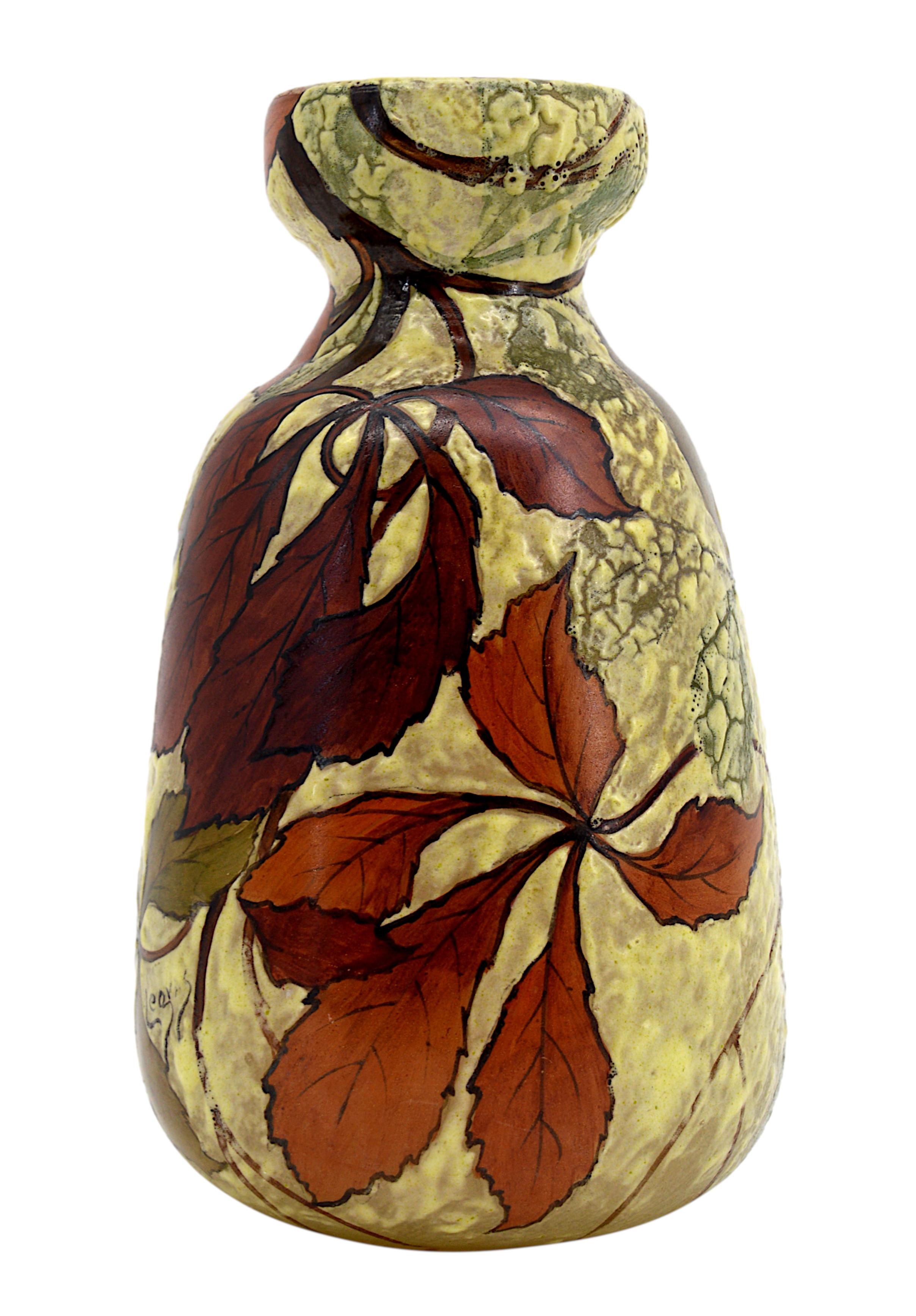 Seltene französische Jugendstilvase von François-Théodore Legras, Frankreich, frühe 1900er Jahre. Sehr seltene Vase mit einer ungewöhnlichen Form und einem reich mit Kastanienblättern emaillierten Dekor. Ein Muss für Sammler! Maße: Höhe: 19,5 cm