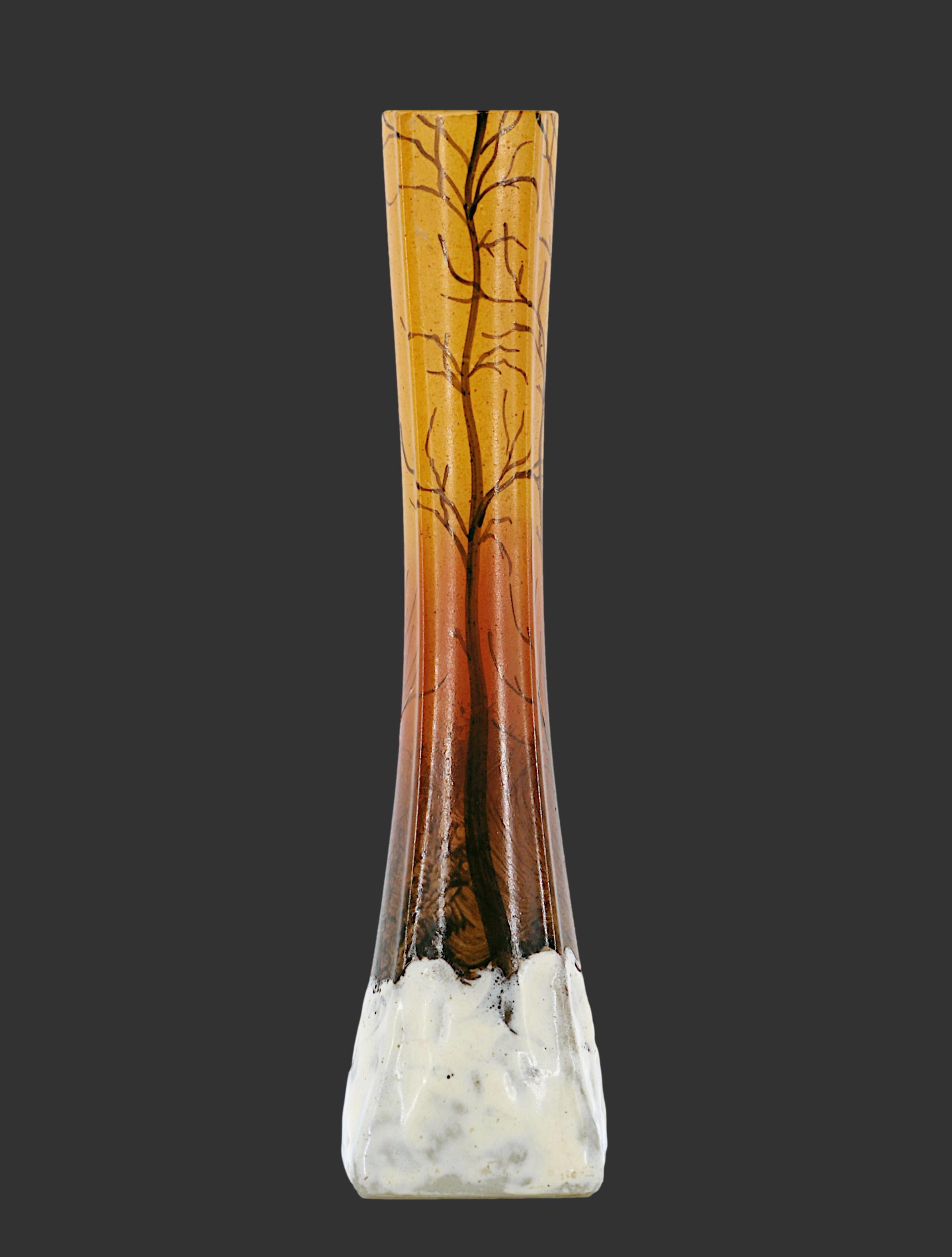 Vaso Art Nouveau francese di François-Théodore Legras, Francia, primi anni del 1900. Vaso quadrato Diabolo Soliflores con base opaca nei colori ocra e rosso. Decorazioni invernali smaltate. Altezza: 7.3