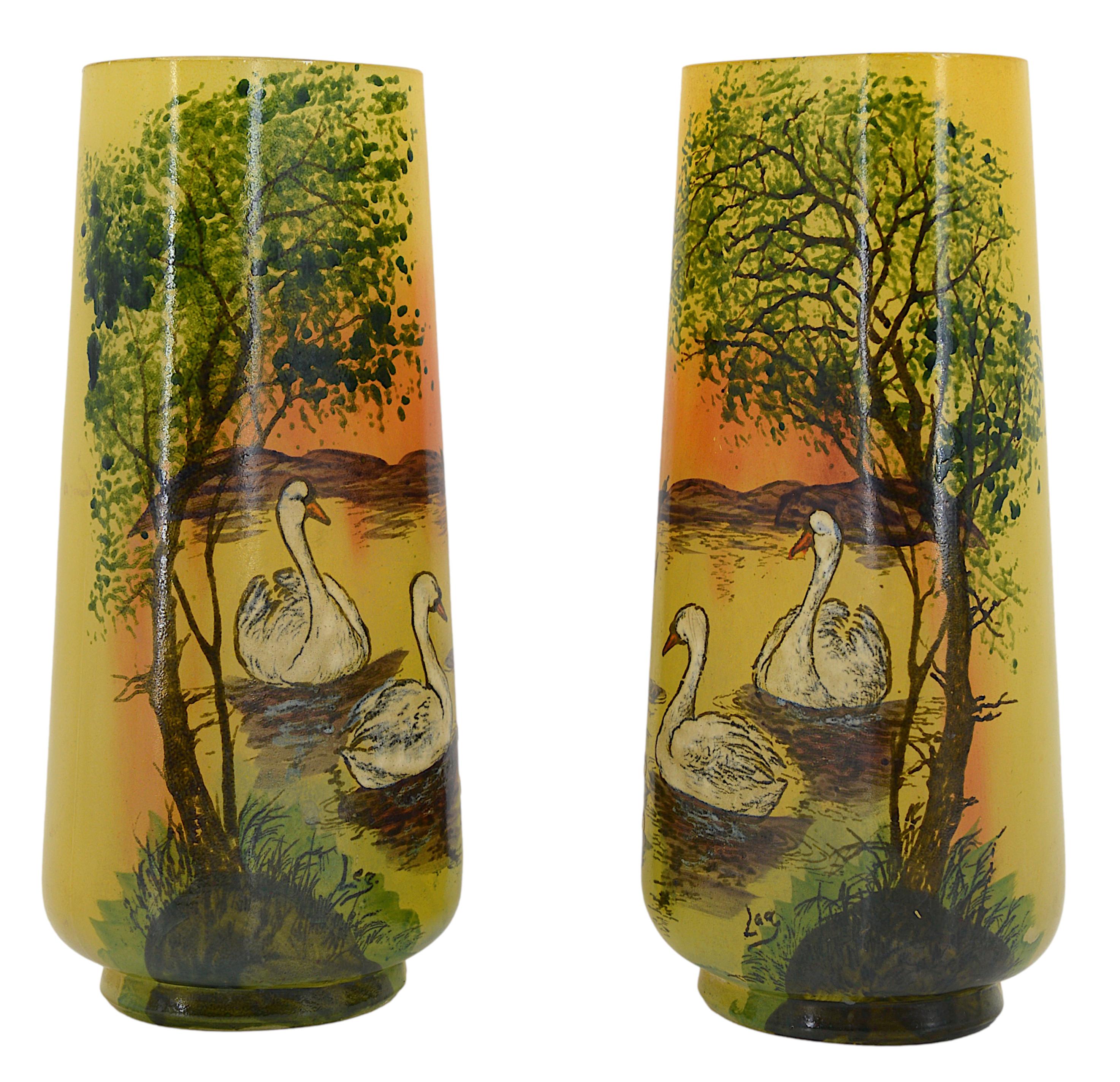 Paar französische Art-Déco-Vasen von François-Théodore LEGRAS, Frankreich, 1920er Jahre. Paar Glasvasen mit emailliertem Dekor von zwei Schwänen auf jeder Vase. Ausstattung von Angesicht zu Angesicht. Maße: Jedes - Höhe: 27 cm (10,6