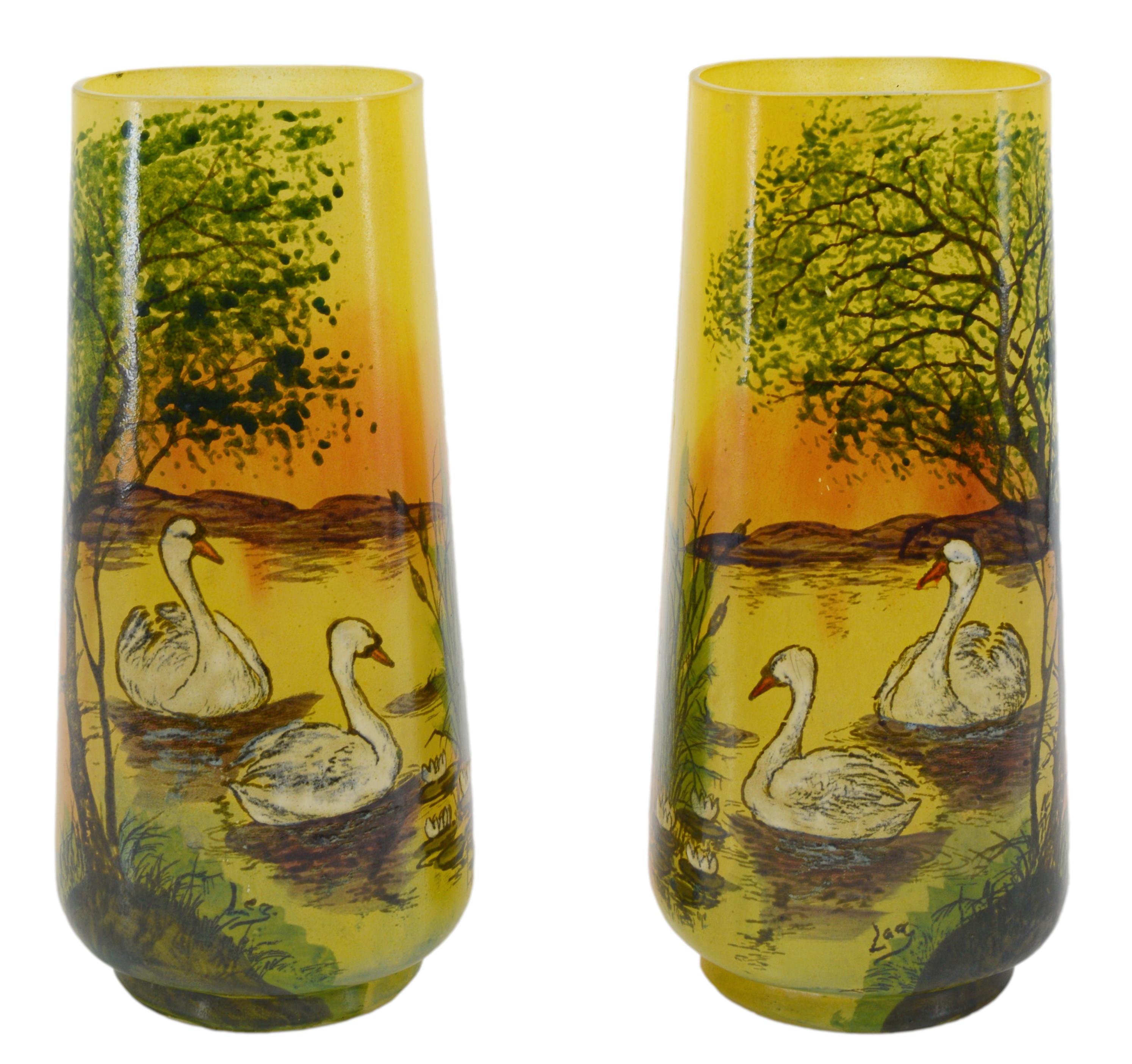 Vetro artistico Legras Coppia di vasi a forma di cigno smaltati in stile Art Nouveau francese, 1920 in vendita