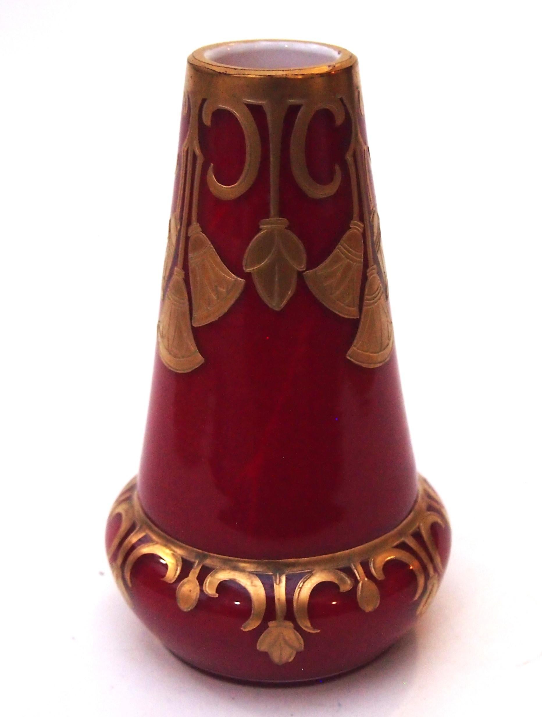 Favoloso vaso Early Legras in rosso incamiciato su bianco opaco Vaso con motivi stilizzati di cineserie tra cui fiori e boccioli di loto a forma di campana. Proviene da una serie prodotta inizialmente per l'Esposizione di Parigi del 1889 (la famosa