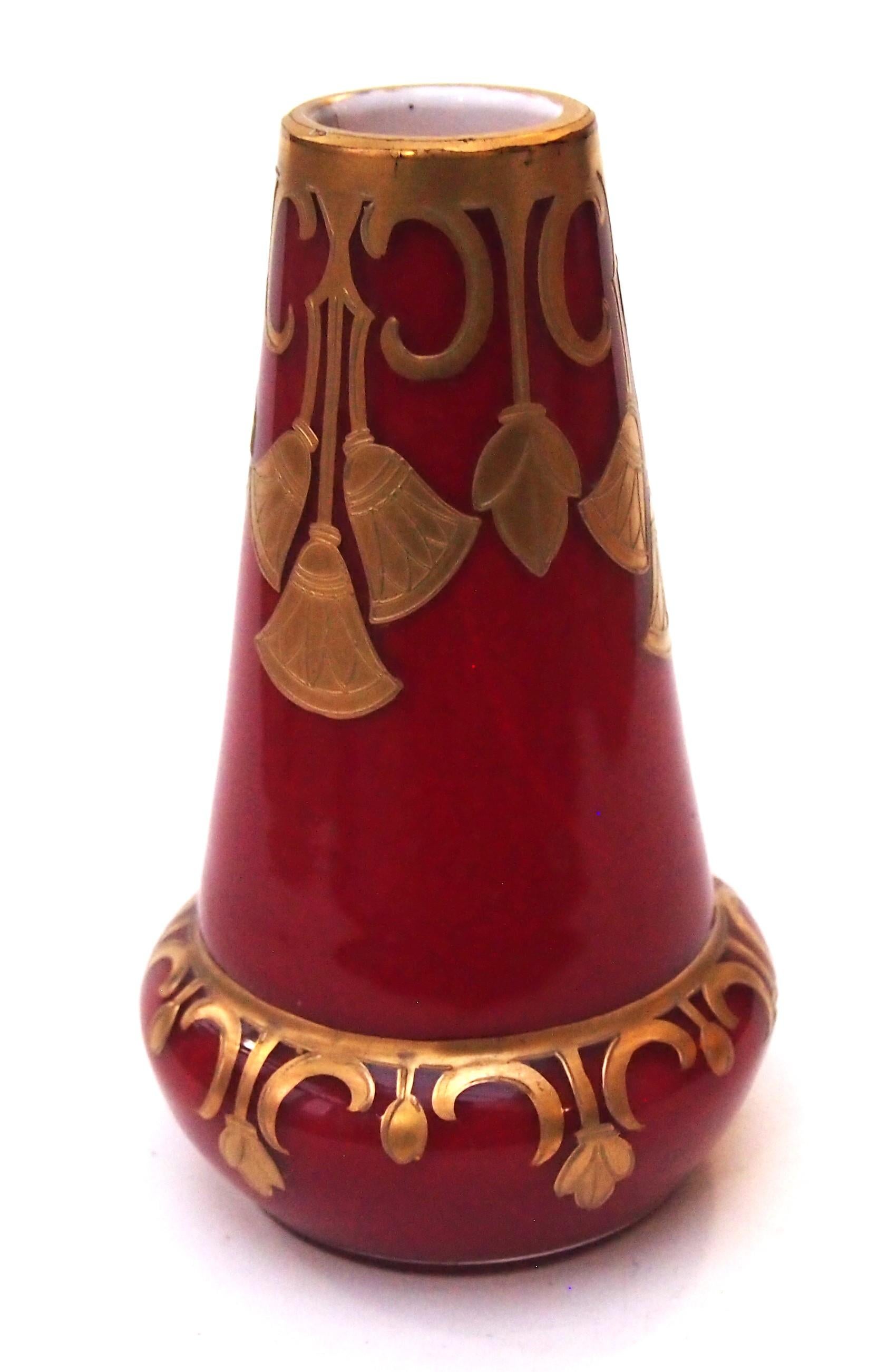 Neoegizio Vaso Legras Lotus dorato e incamiciato di rosso su bianco opaco per l'Expo di Parigi del 1889 in vendita