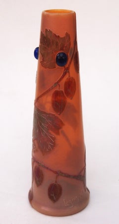 Legras  Signierte Kamee-Glasvase mit Herbstszene-Szene und applizierten blauen Cabochons, um 1910
