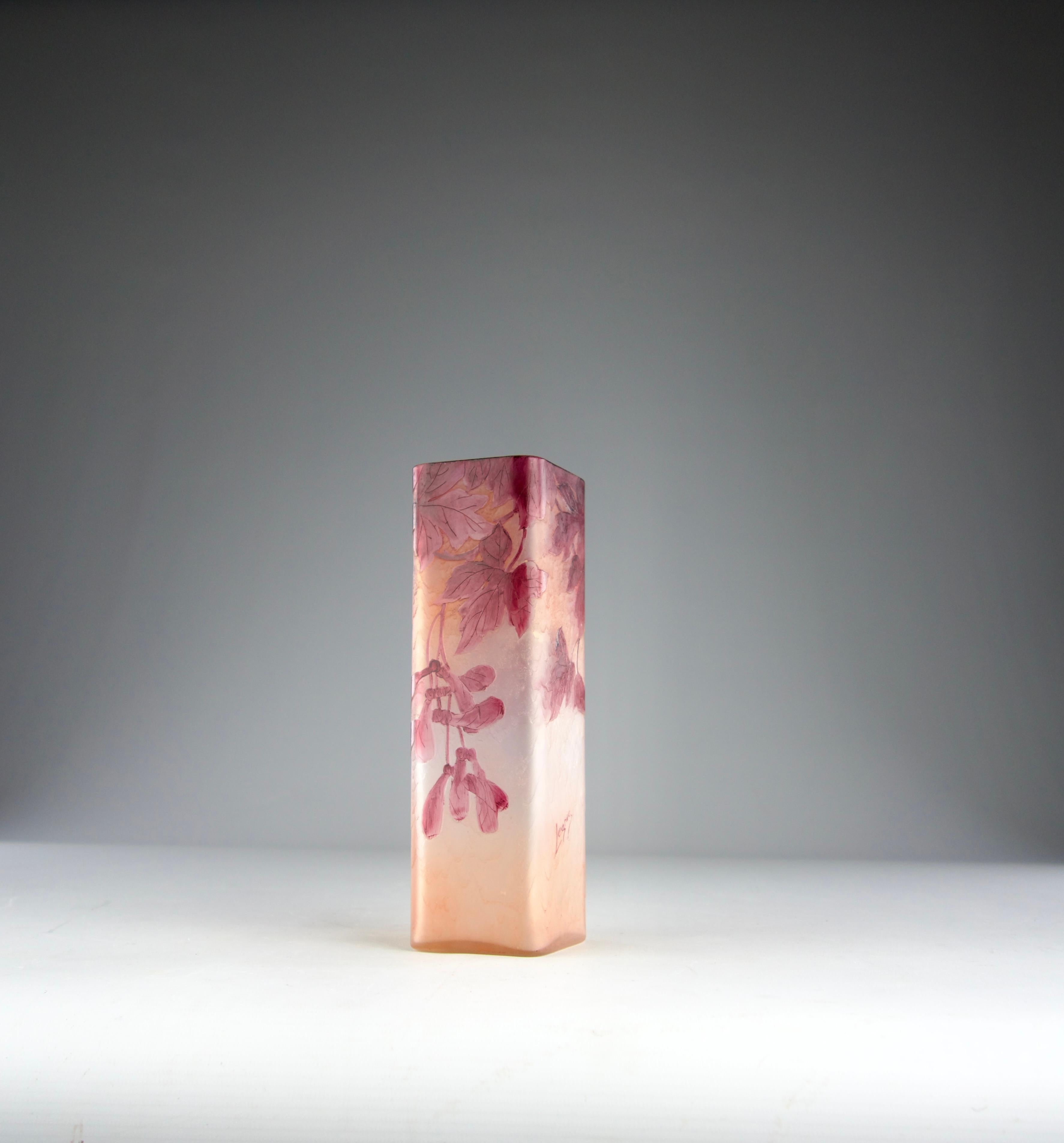 Precioso jarrón rosa y blanco grabado al ácido con adornos de hojas de arce y semillas de samara, de la Manufactura francesa Art Nouveau Legras de 1900. Firmado en el jarrón.

Muy buen estado.

Dimensiones en cm ( Al x L x l ) 21,8 x 6,7 x