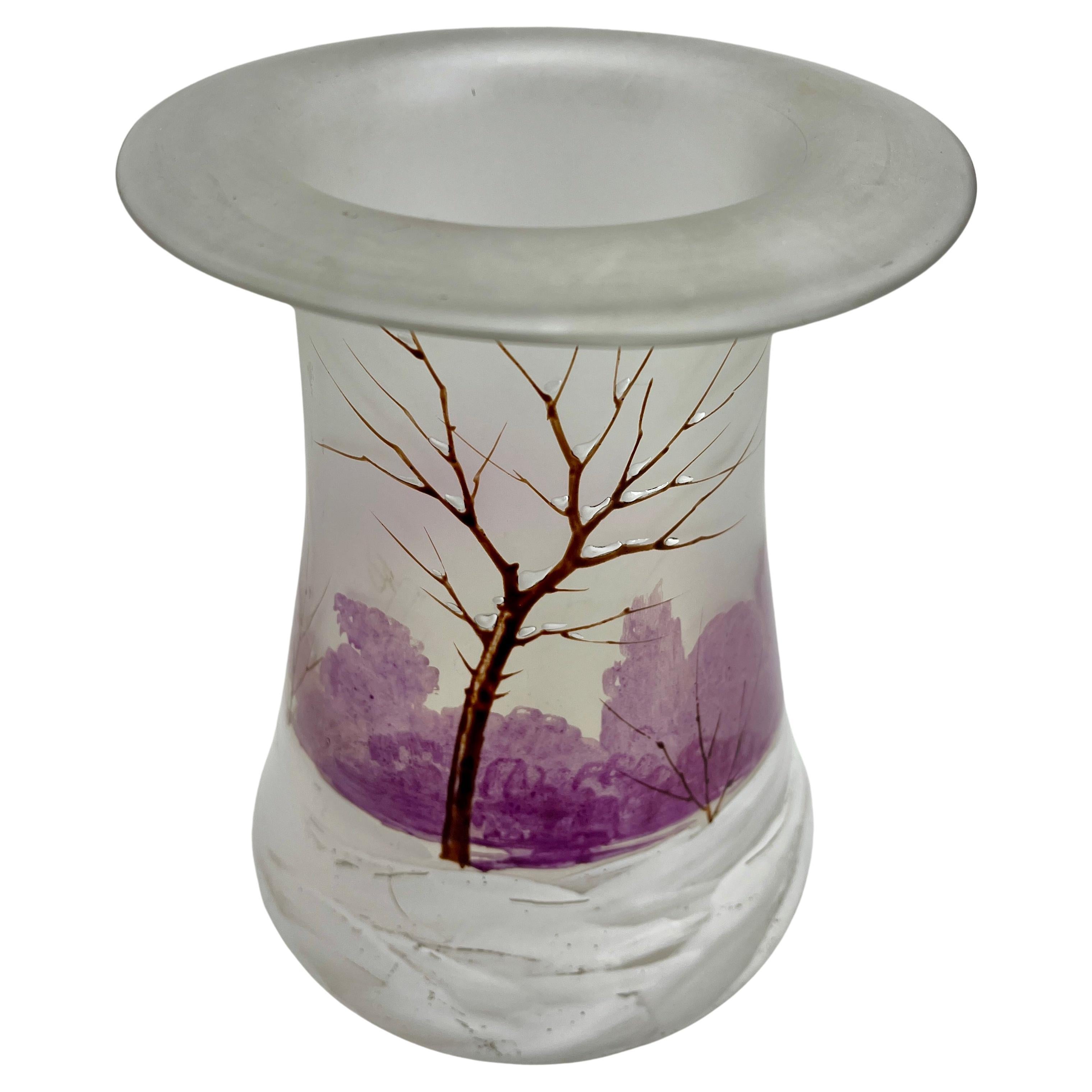 Vase en verre émaillé et peint à la main de style Legras, années 1930
Période : Début du 20e siècle
Origine : Denis, France
Couleur : émaillé de teintes magenta cramoisies sur fond pêche

Corps : la technique a été utilisée pour donner de la