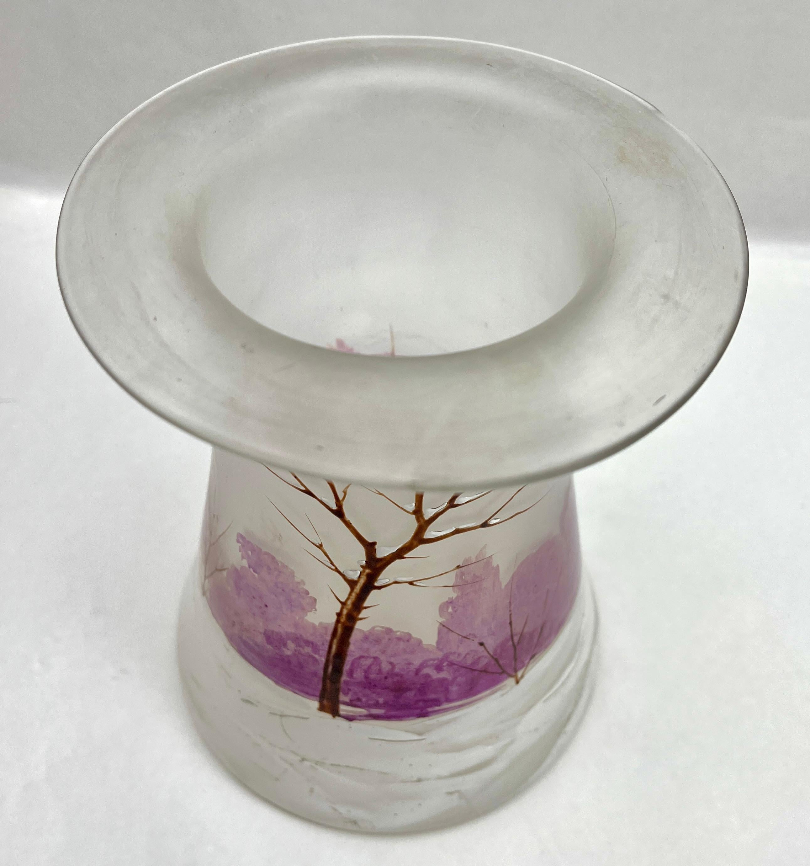 Français Vase en verre émaillé et peint à la main de style Legras, années 1930 en vente