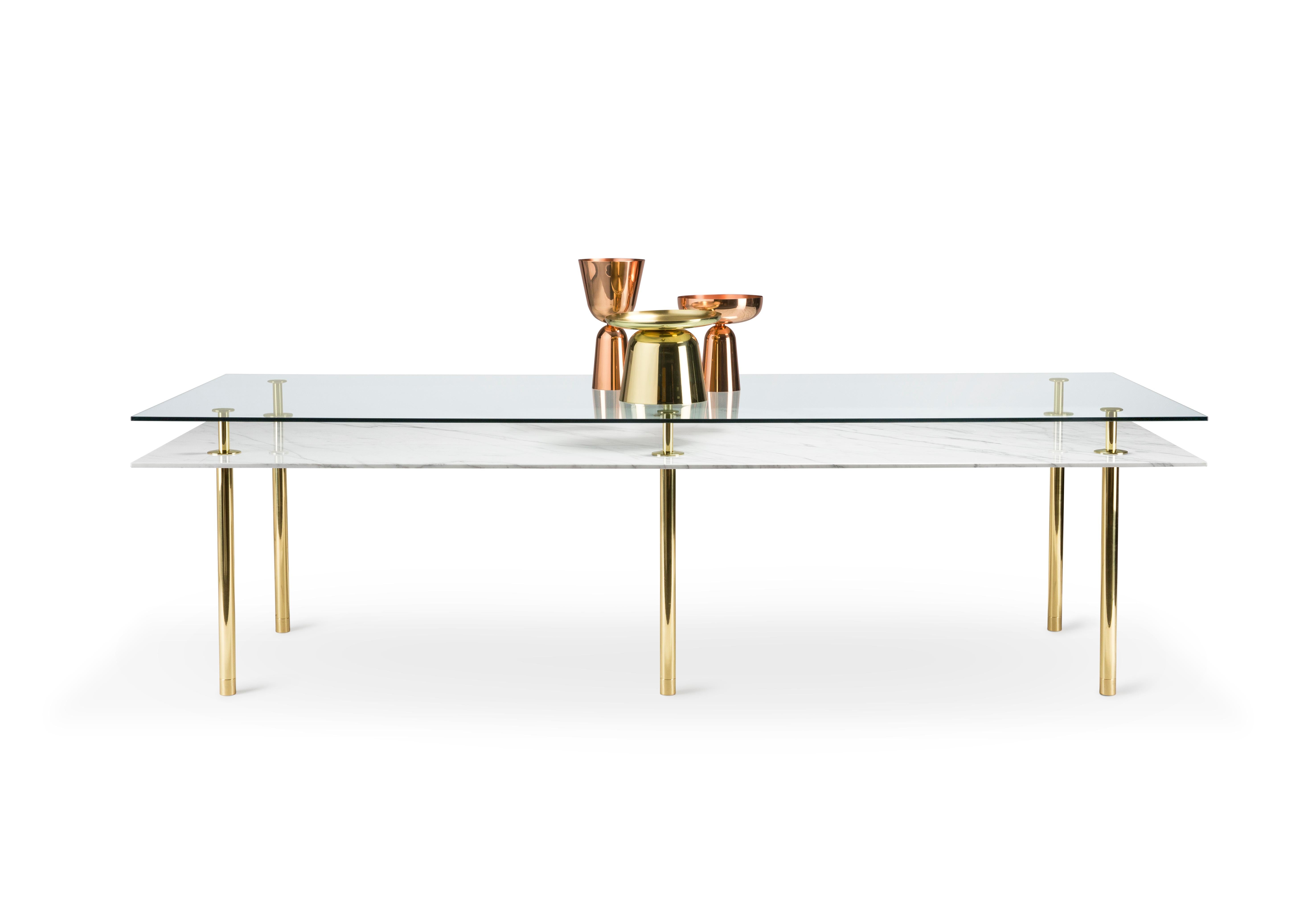 italien Grande table de salle à manger Legs avec plateau en marbre doré Calacatta et laiton poli en vente