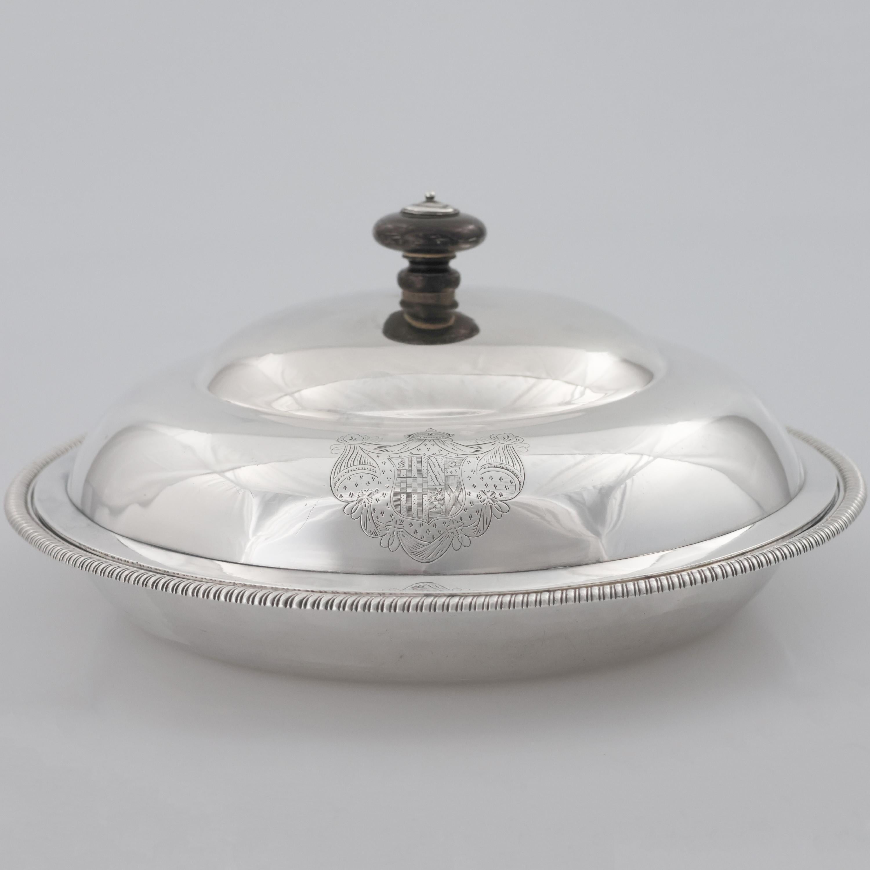 Descrizione
Legumiera in argento sterling Giorgio III, coperchio e manico, Paul Storr, Londra, 1799. Forma circolare, bordi decorati a gadroon, manico in legno e coperchio inciso con uno stemma araldico da entrambi i lati.

Argento sterling marcato