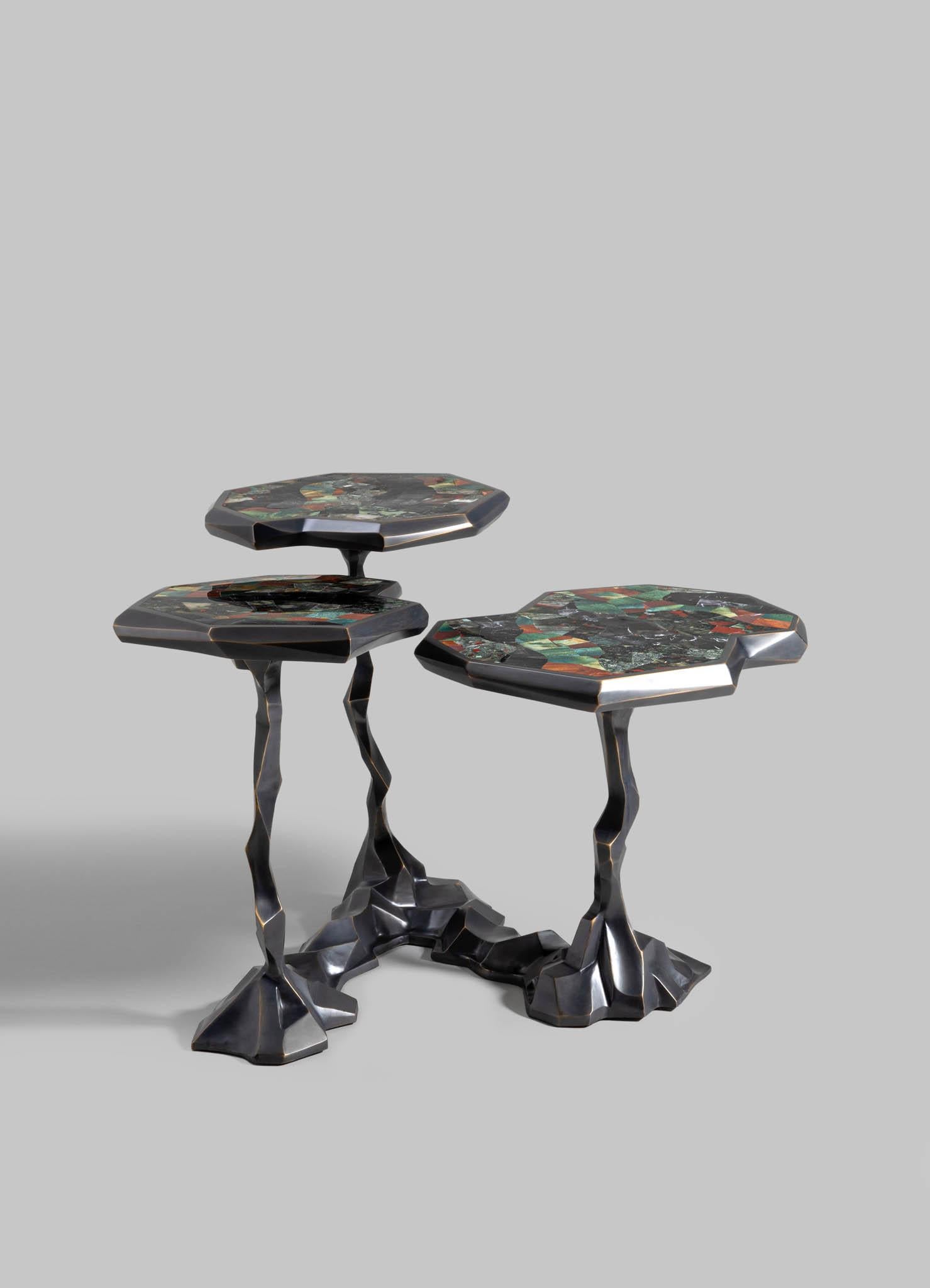 Table basse Leh en laiton avec pierres semi-précieuses Viya de Vikram Goyal

Réalisée en laiton moulé et ornée de pierres semi-précieuses, cette collection rend hommage aux diverses teintes des paysages indiens. Du bleu azur des océans et des lacs