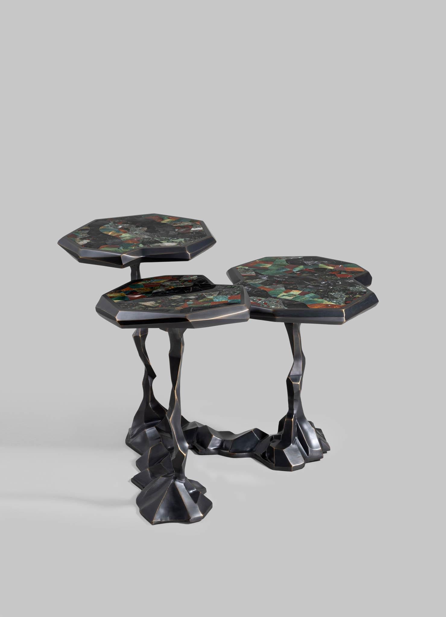 Moulage Table basse Leh en laiton avec pierres semi-précieuses Viya de Vikram Goyal en vente