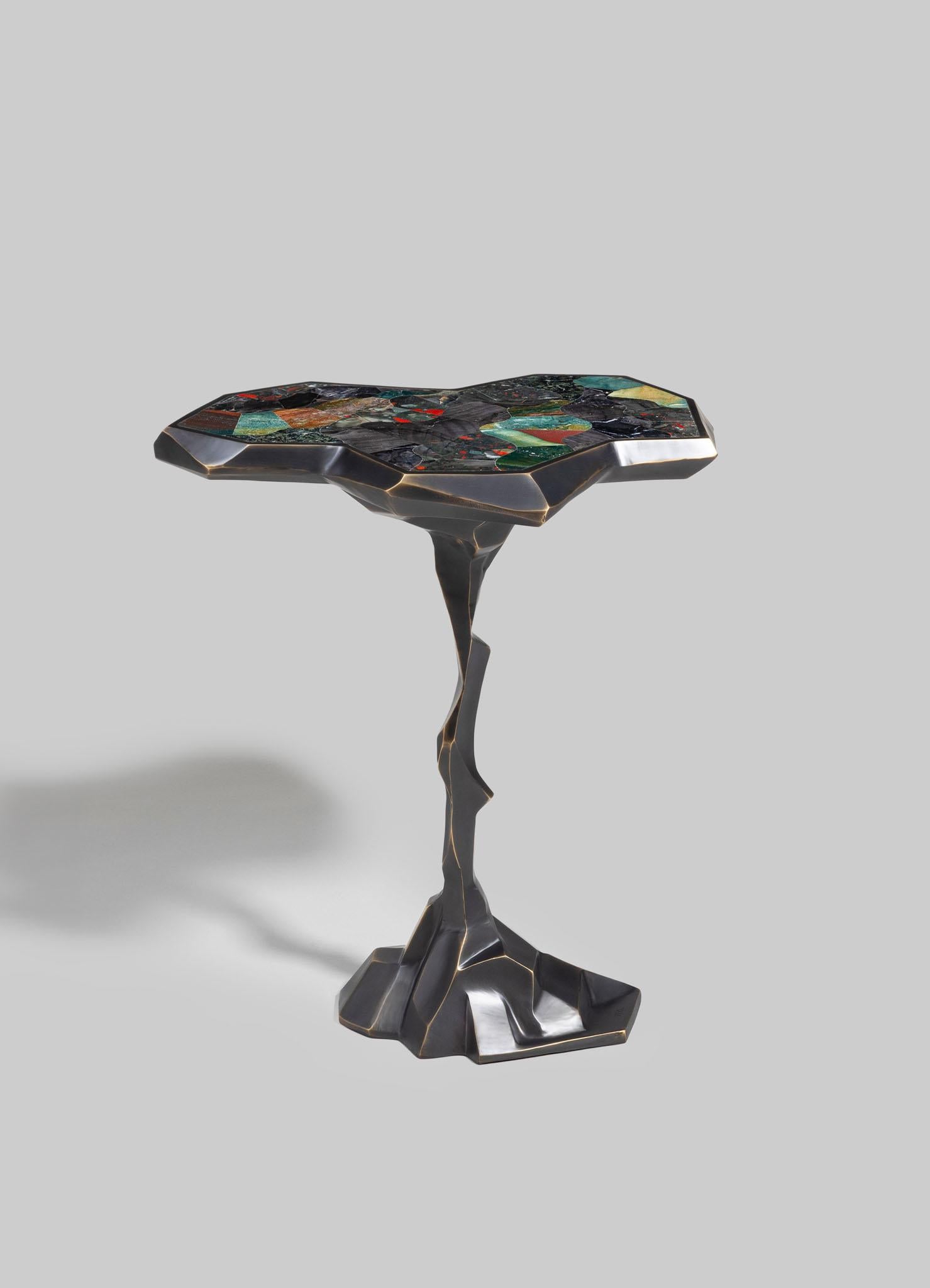 Grande table d'appoint Leh en laiton et pierre semi-précieuse Viya de Vikram Goyal

Réalisée en laiton moulé et ornée de pierres semi-précieuses, cette collection rend hommage aux diverses teintes des paysages indiens. Du bleu azur des océans et des