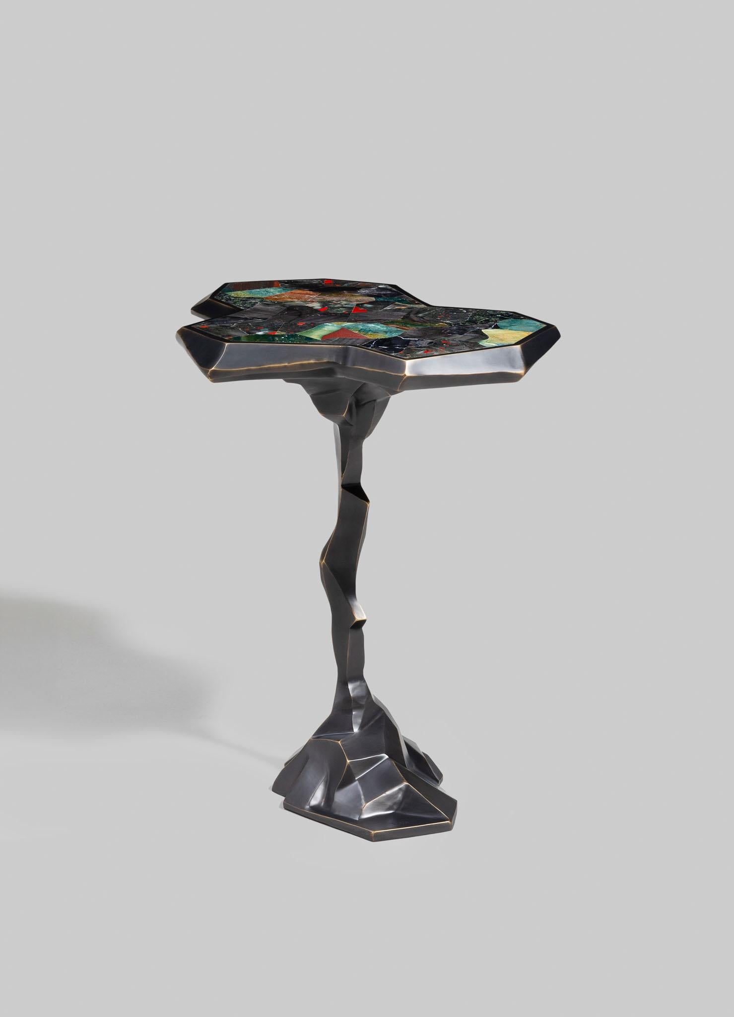 Indien Grande table d'appoint Leh en laiton et pierre semi-précieuse Viya de Vikram Goyal en vente