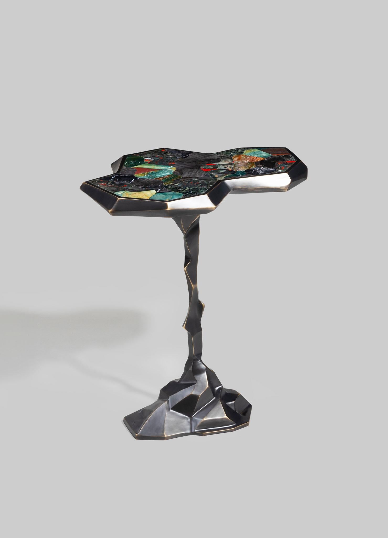 Moulage Grande table d'appoint Leh en laiton et pierre semi-précieuse Viya de Vikram Goyal en vente