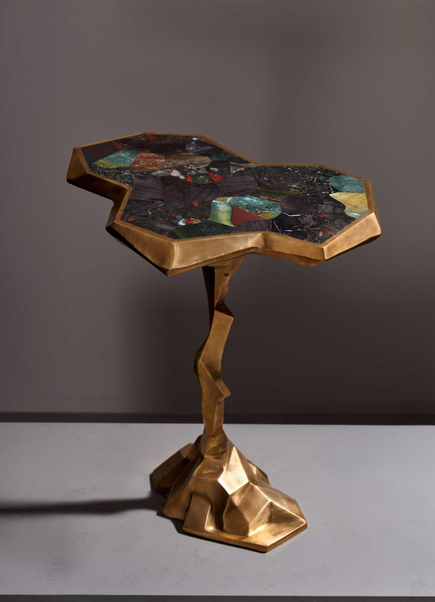 Laiton Grande table d'appoint Leh en laiton avec pierres semi-précieuses Viya de Vikram Goyal en vente