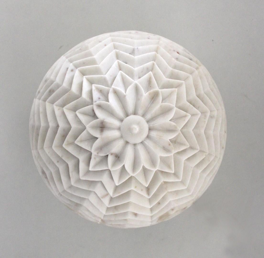 Lehariya Cone Globe in White Marble Handcrafted in India In New Condition For Sale In New York, NY