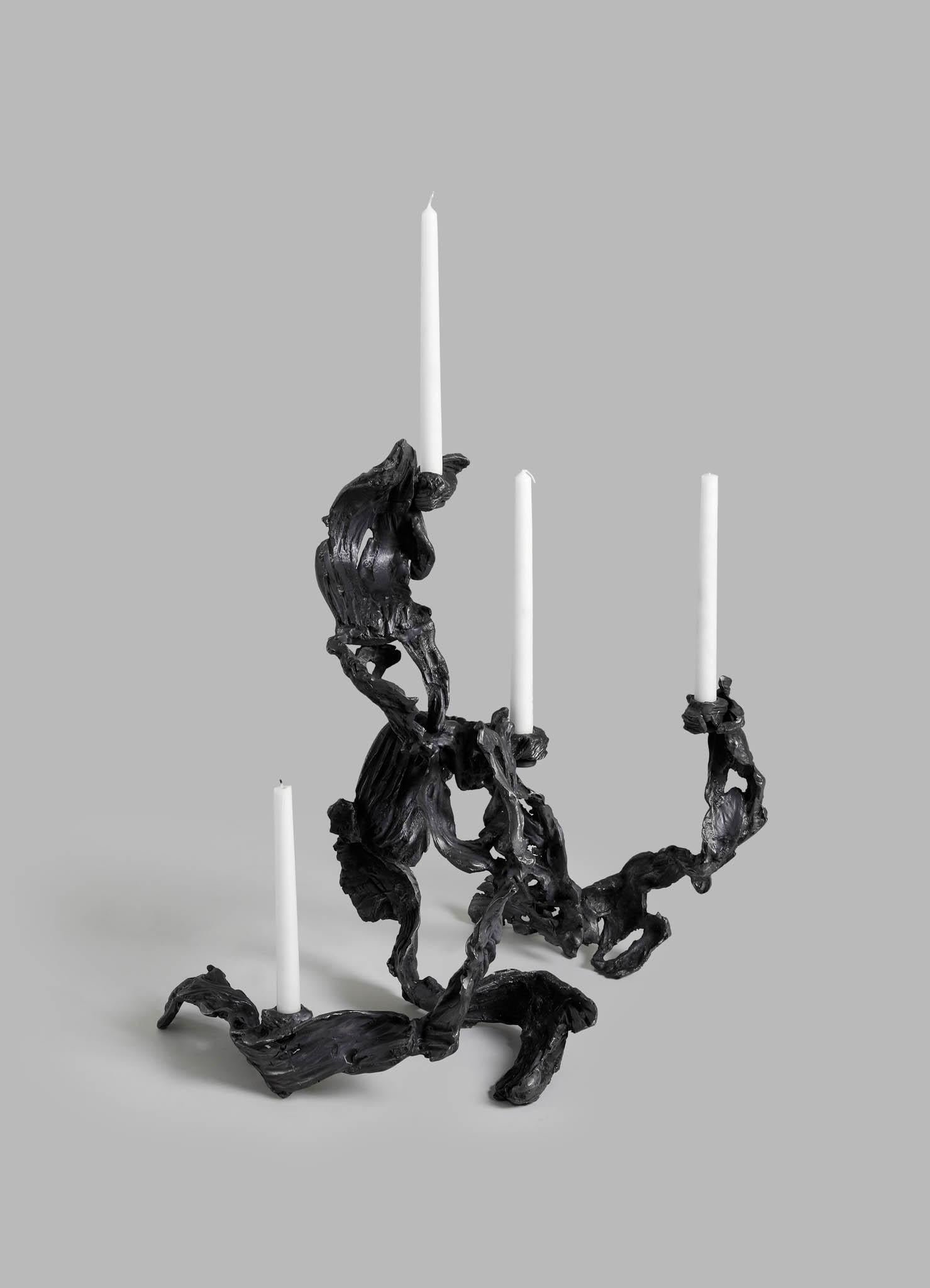 Leher Kandelaber Medium aus Messing, Viya von Vikram Goyal (Gegossen) im Angebot