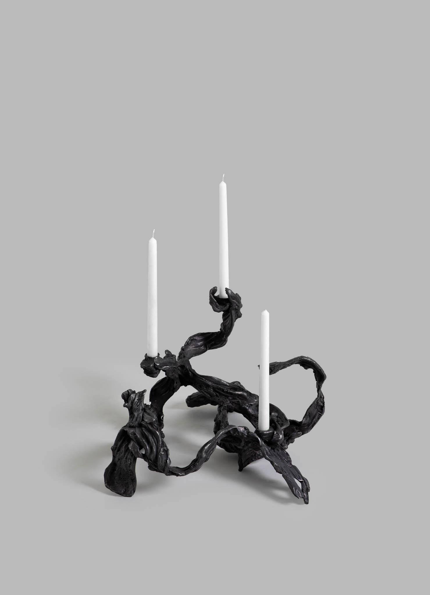 Candelabro Leher piccolo in ottone, Viya di Vikram Goyal

A cascata, come i petali leggeri di una rosa a cento foglie, questa collezione piega la luce e la forma in un'astrazione scultorea. Un tributo al fascino senza tempo della rosa e alla sua
