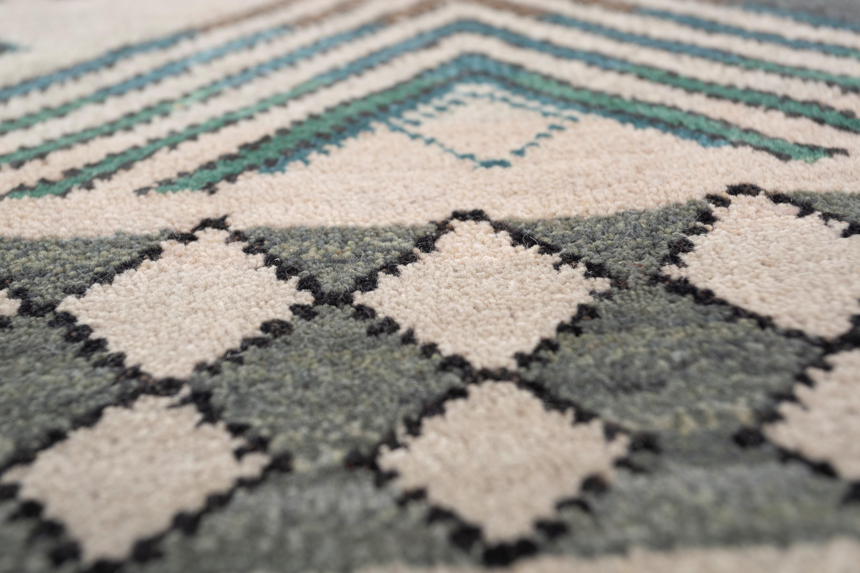 ¿Puede tejerse realmente la creatividad en hilos de alfombra? La alfombra Leher-Leher, elaborada por las talentosas manos de Ram Pyaari, Mamta y Manju, responde a esta pregunta con cada intrincado nudo. Inspirada en los ritmos de la naturaleza y la