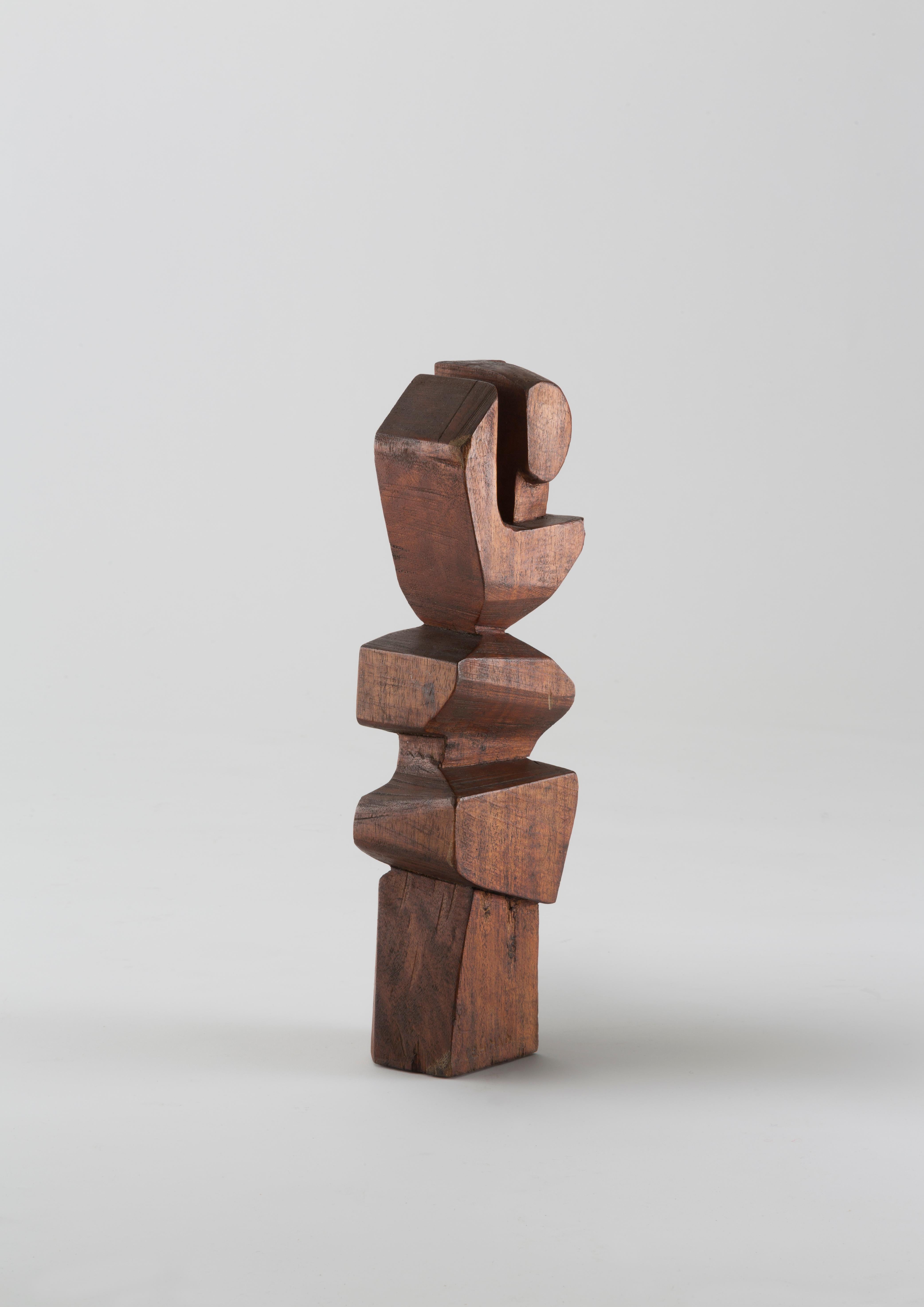 A Modernist sculpture, in sculpted solid wood, in the style of Isamu Noguchi, circa 1960, signed 