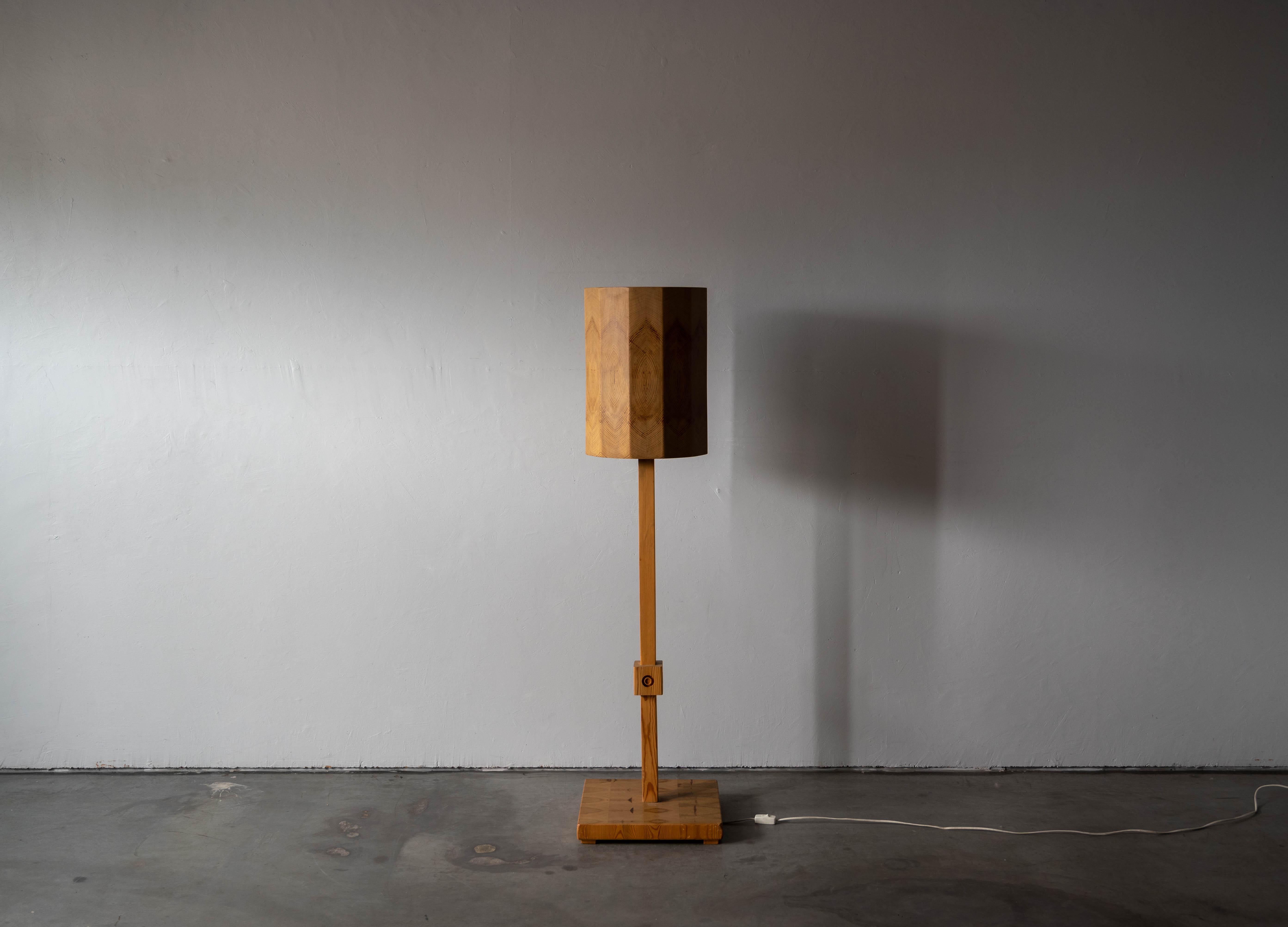 A floor lamp. Designed and produced by Leif Wikner, Persåsen Kövra, Sweden, c. 1970s. Signed.

In solid pine. Features a minimal form and simple ornamentation.