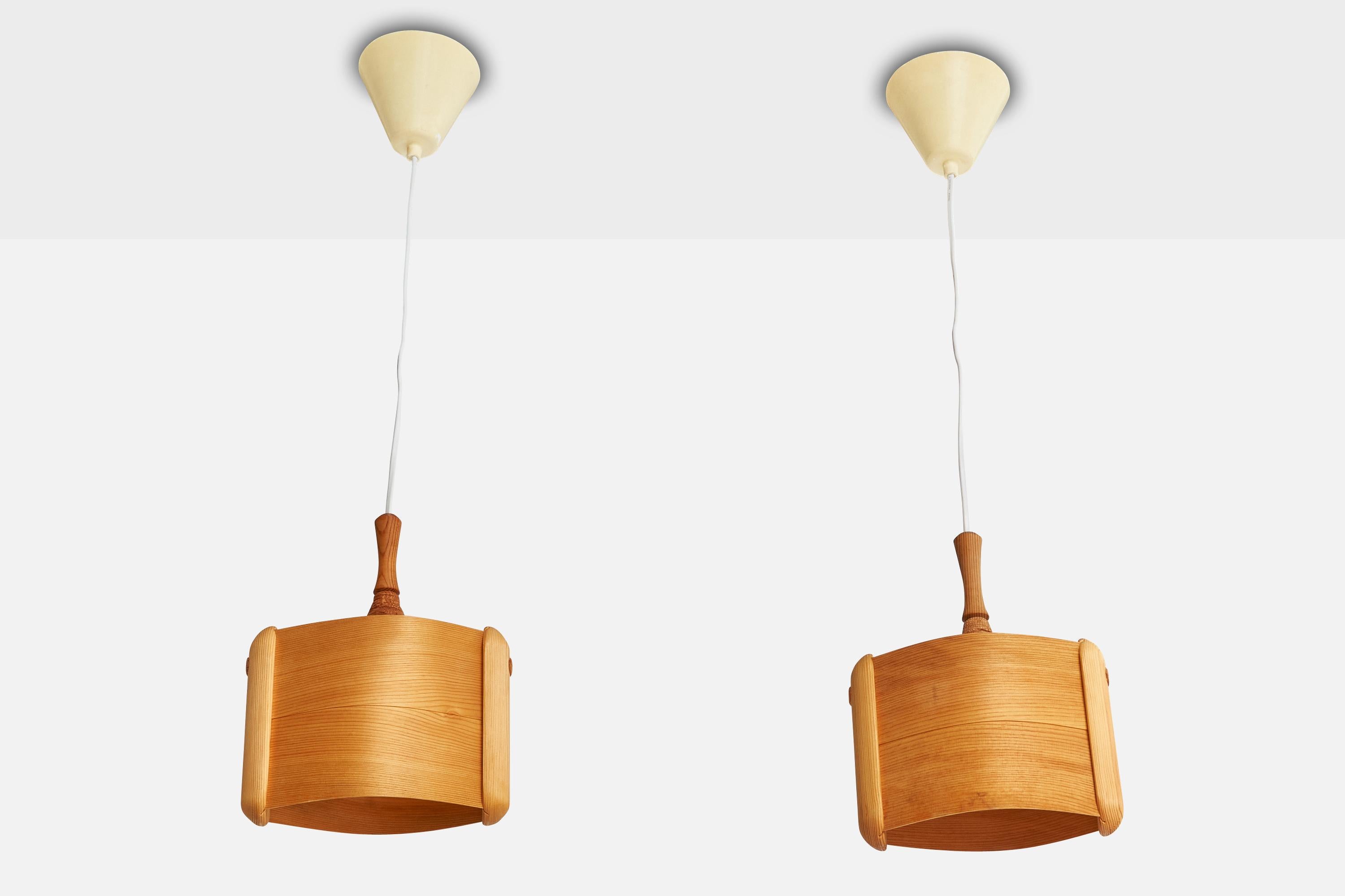 Coppia di lampade a sospensione in pino progettate e prodotte da Leif Wikner, Persåsen, Svezia, anni '70 circa.

Dimensioni complessive (pollici): 27,25