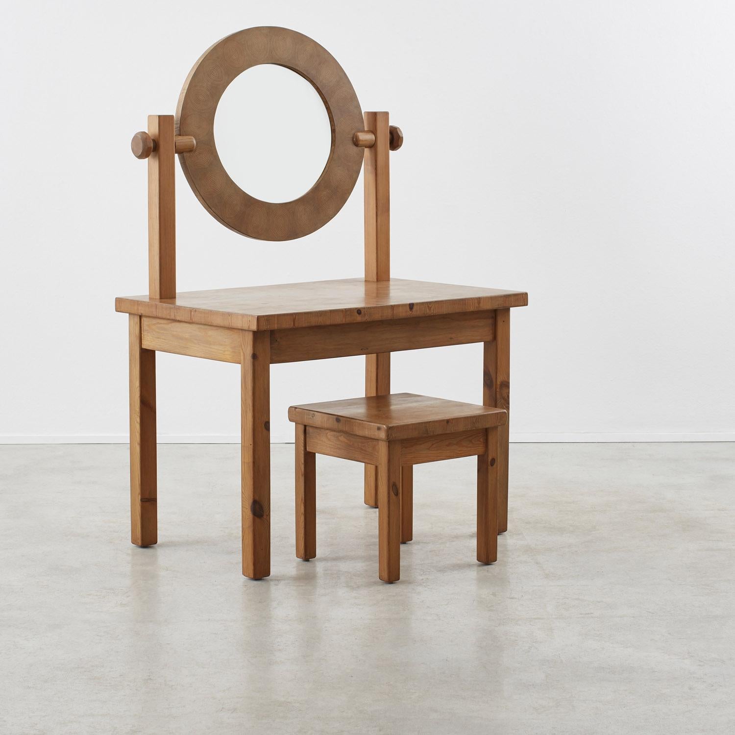 The practice of Swedish designer, woodcarver and craftsman Leif Wikner (b. 1938) centres on the forest of Jämtland, where he runs a workshop and woodworking centre with his wife Margith and sons David and Mattias.

An exercise in material harmony,