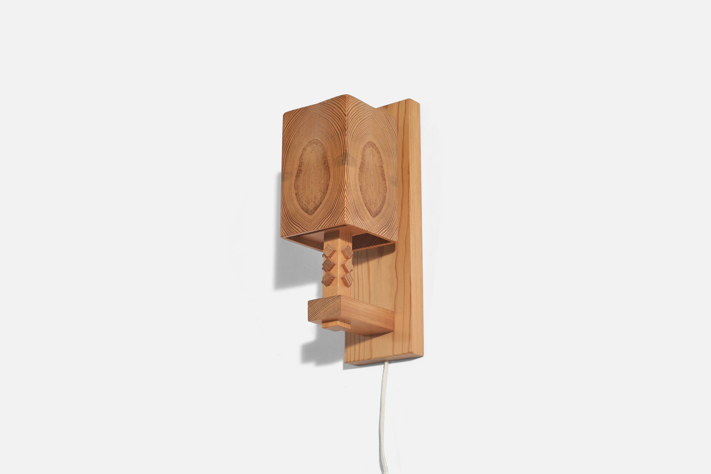A pair of pine sconces designed by Leif Wikner and produced by Persåsen Kövra, Sweden, c. 1970s. 

