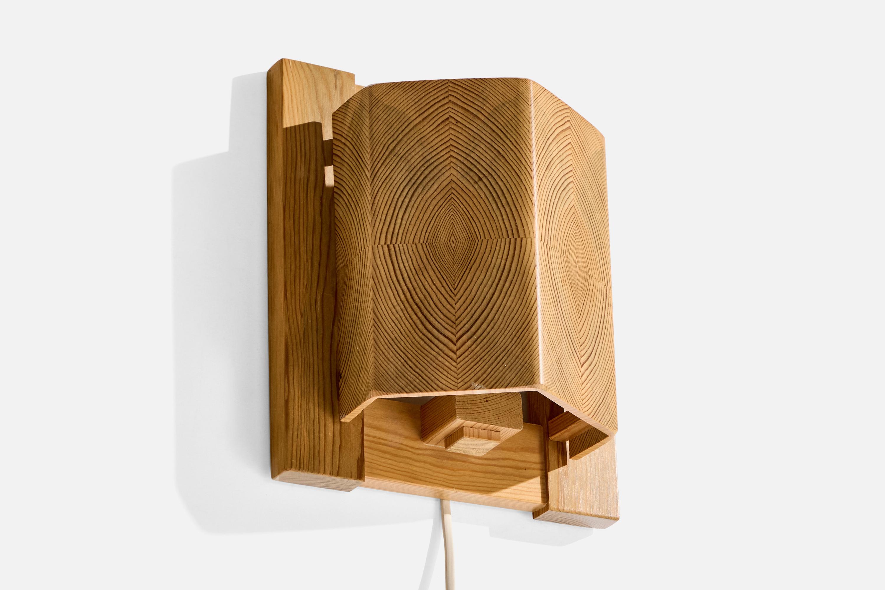 Aplique de pino diseñado y fabricado por Leif Wikner, Suecia, c. 1970.

Dimensiones totales (pulgadas): 9,5