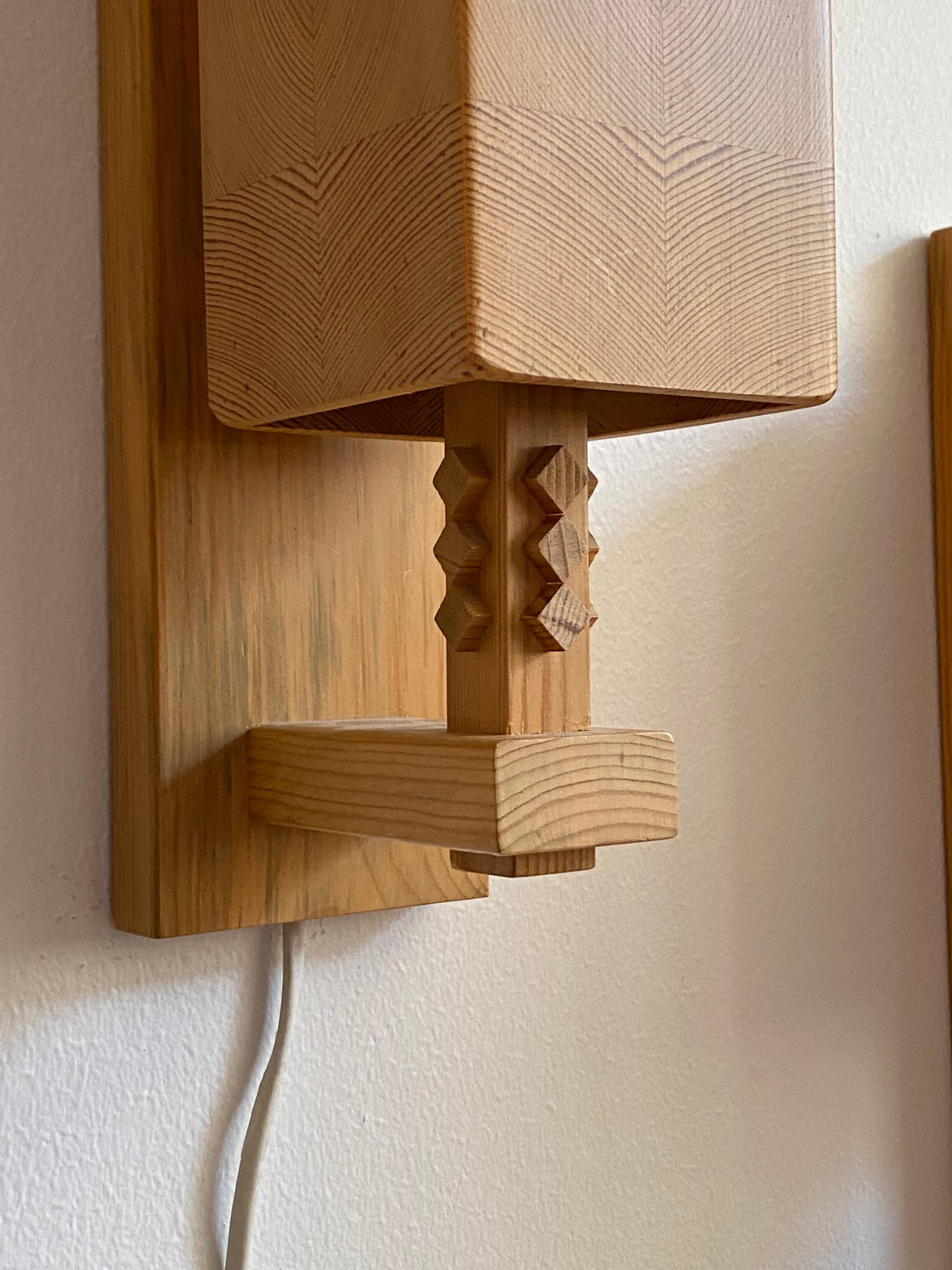 A pair of wall lights / wall sconces. Designed and produced by Leif Wikner, Persåsen Kövra, Sweden, c. 1970s. Stamped.

In solid pine. Features a minimal form and simple ornamentation.