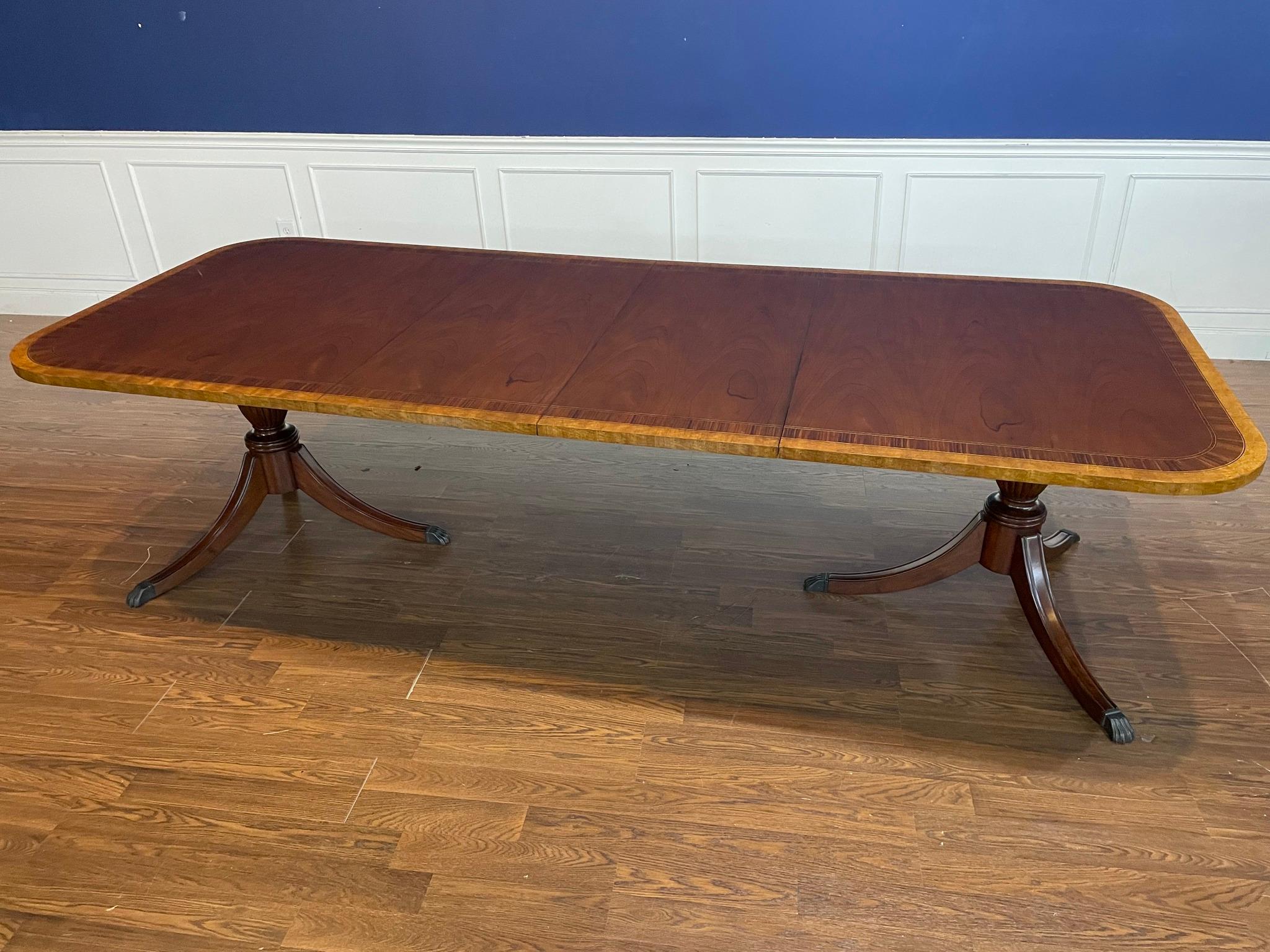 Leighton Hall Showroom Sample - Traditional Mahogany Dining Table  In Good Condition For Sale In Suwanee, GA