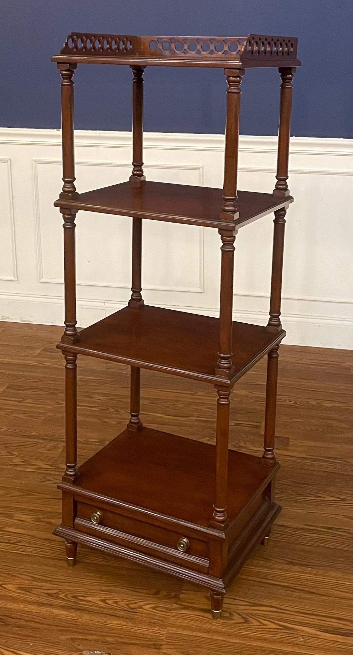 Etagere tradizionale in mogano Leighton Hall - Campione da esposizione in vendita 1