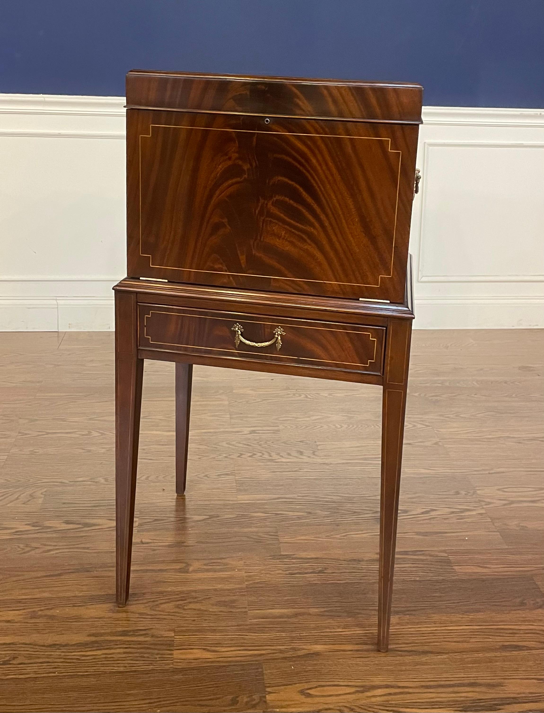 Coffre traditionnel en acajou de Leighton Hall - Échantillon d'exposition en vente 1