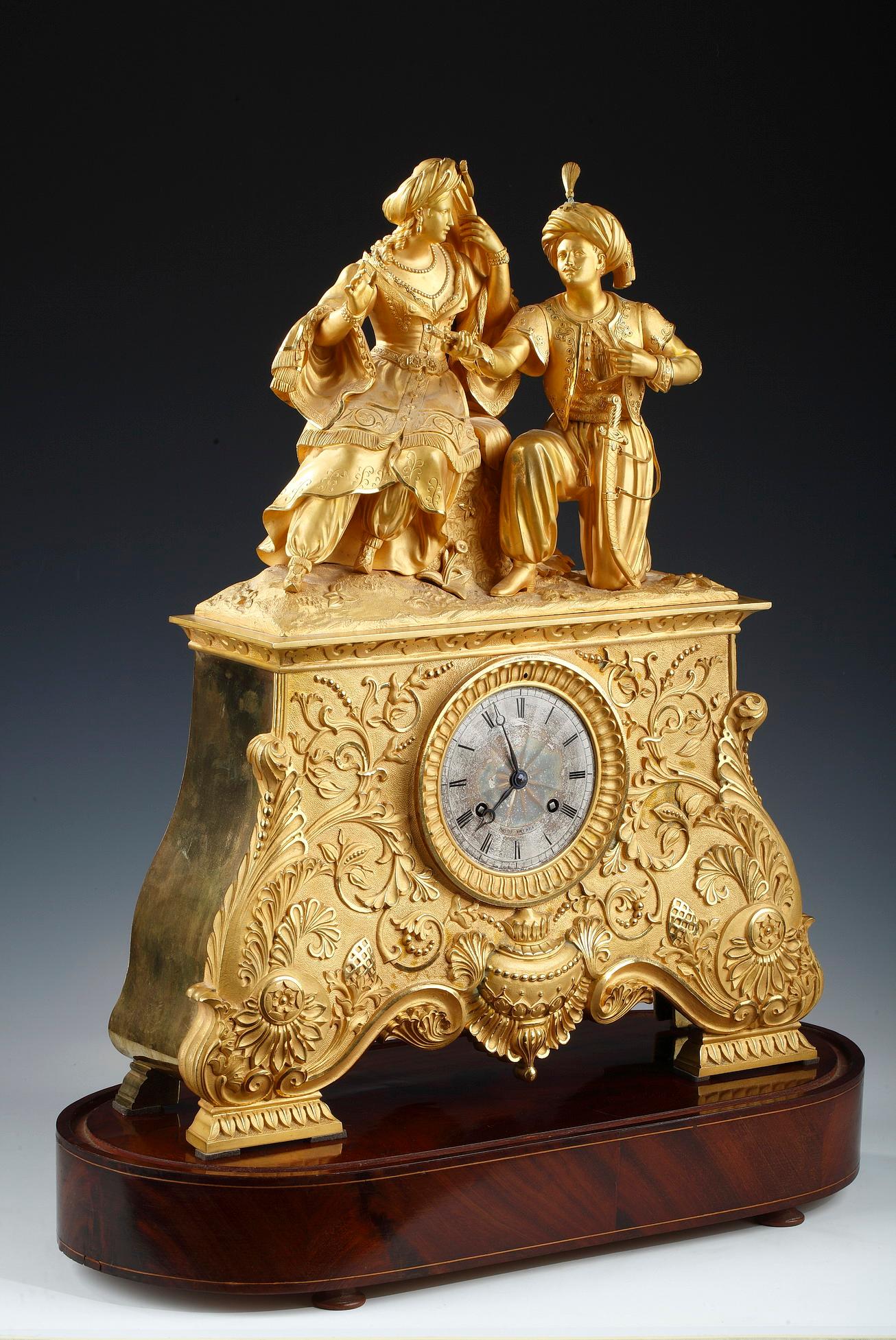 Leila und die Giaour-Uhr aus vergoldeter Bronze, Frankreich, um 1830 (Französisch) im Angebot