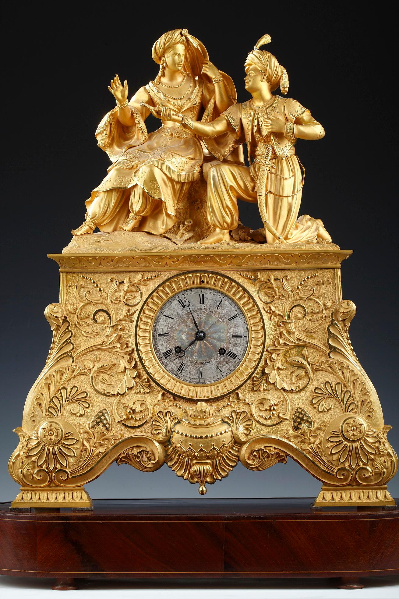Leila und die Giaour-Uhr aus vergoldeter Bronze, Frankreich, um 1830 (Vergoldet) im Angebot
