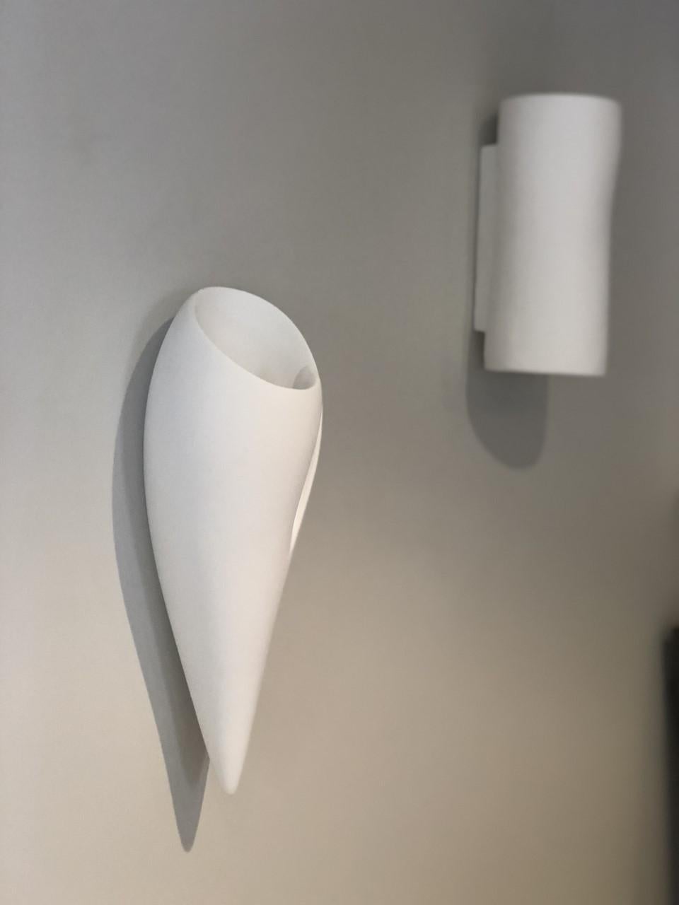 Leila Contemporary Wall Sconce, Wandleuchte aus weißem Gips, Hannah Woodhouse im Angebot 3