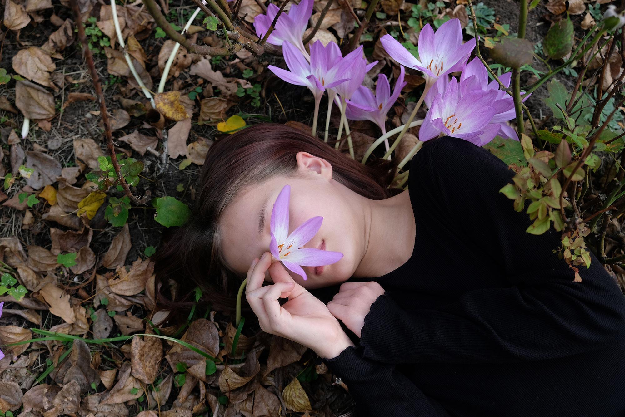 The wind, the wind, dry their tears, let them sleep, bring tomorrow closer